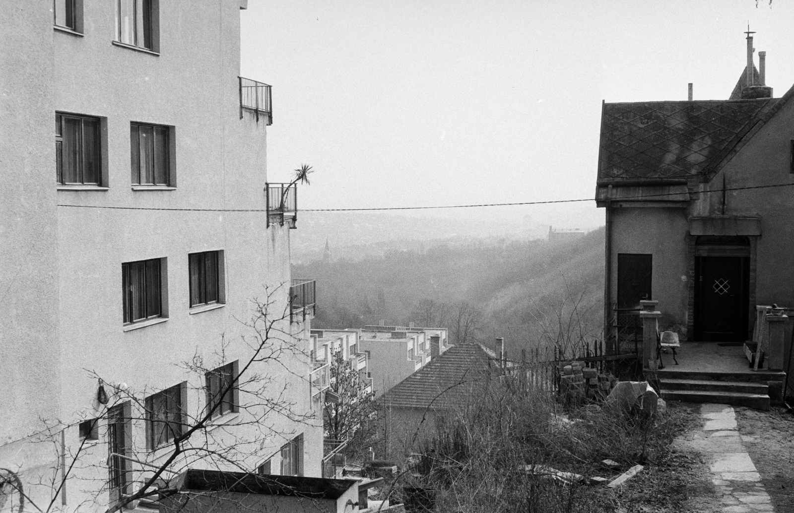 Hungary, Budapest XII., Remete út, a felvétel a 10-es számú ház előtt készült, balra a 12. számú társasház., 1978, Szilvási hagyaték, Budapest, Fortepan #273788
