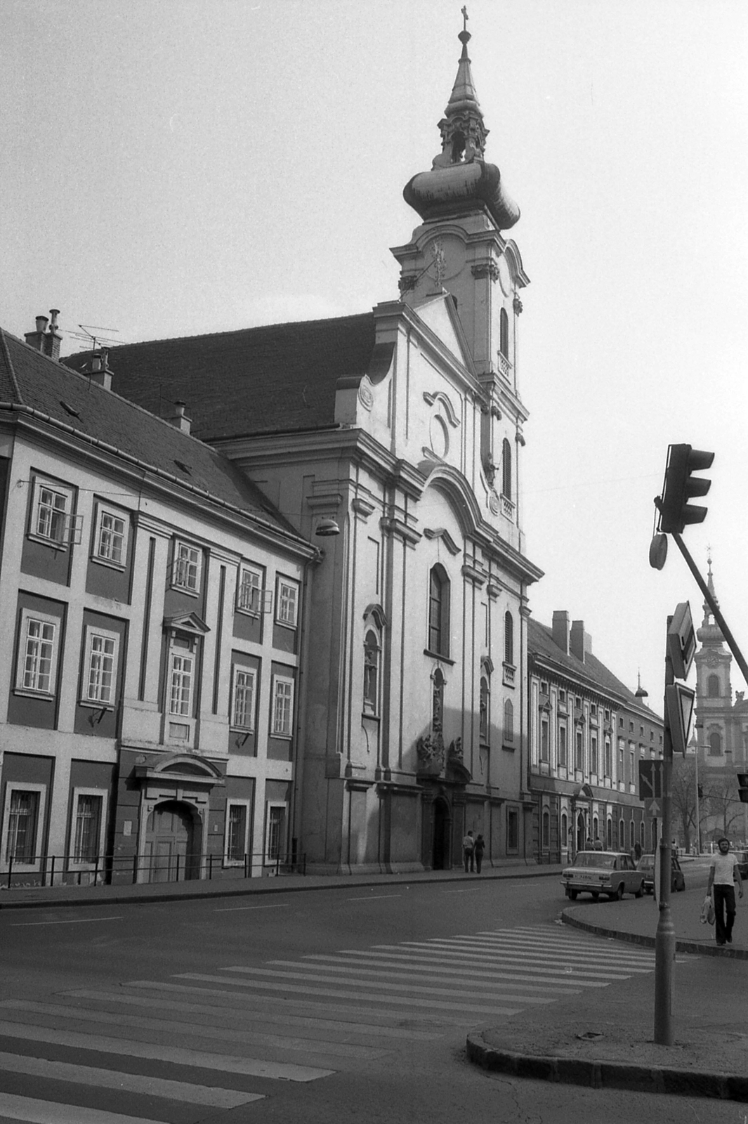 Hungary, Budapest I., Fő utca a Csalogány utcai kereszteződésnél, szemben a Szent Ferenc sebei templom., 1979, Mészöly Leonóra, church, Lada-brand, Polski Fiat-brand, Budapest, Fortepan #27380