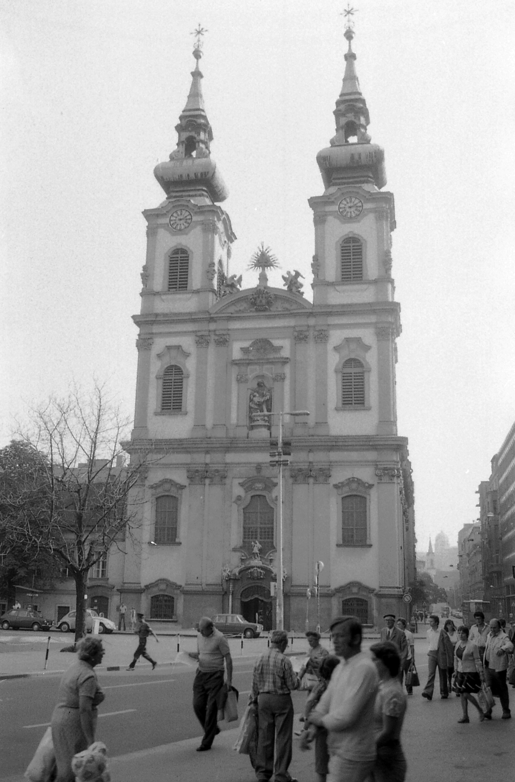 Magyarország, Budapest I., Batthyány tér, Szent Anna-templom., 1979, Mészöly Leonóra, templom, Fiat-márka, Ikarus-márka, Lada-márka, Budapest, Fortepan #27381