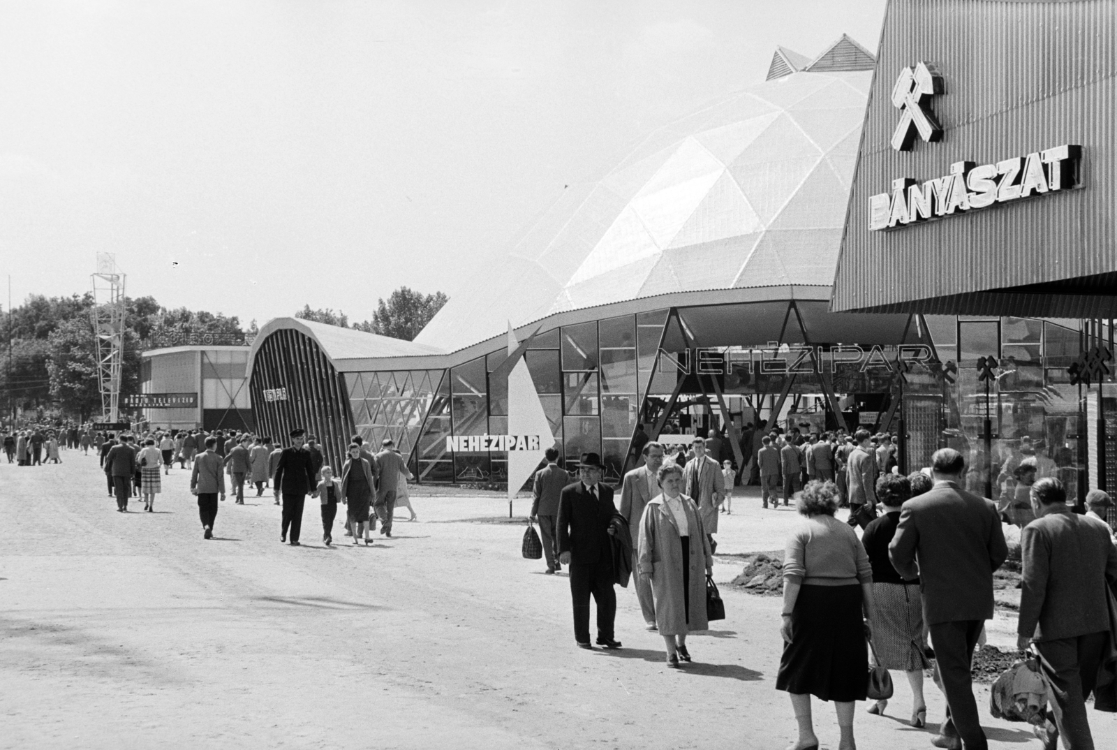 Hungary, Budapest XIV., a Bányászat pavilonja mögött a Nehézipari Minisztérium pavilonja., 1961, Szilvási hagyaték, Budapest, Fortepan #273811