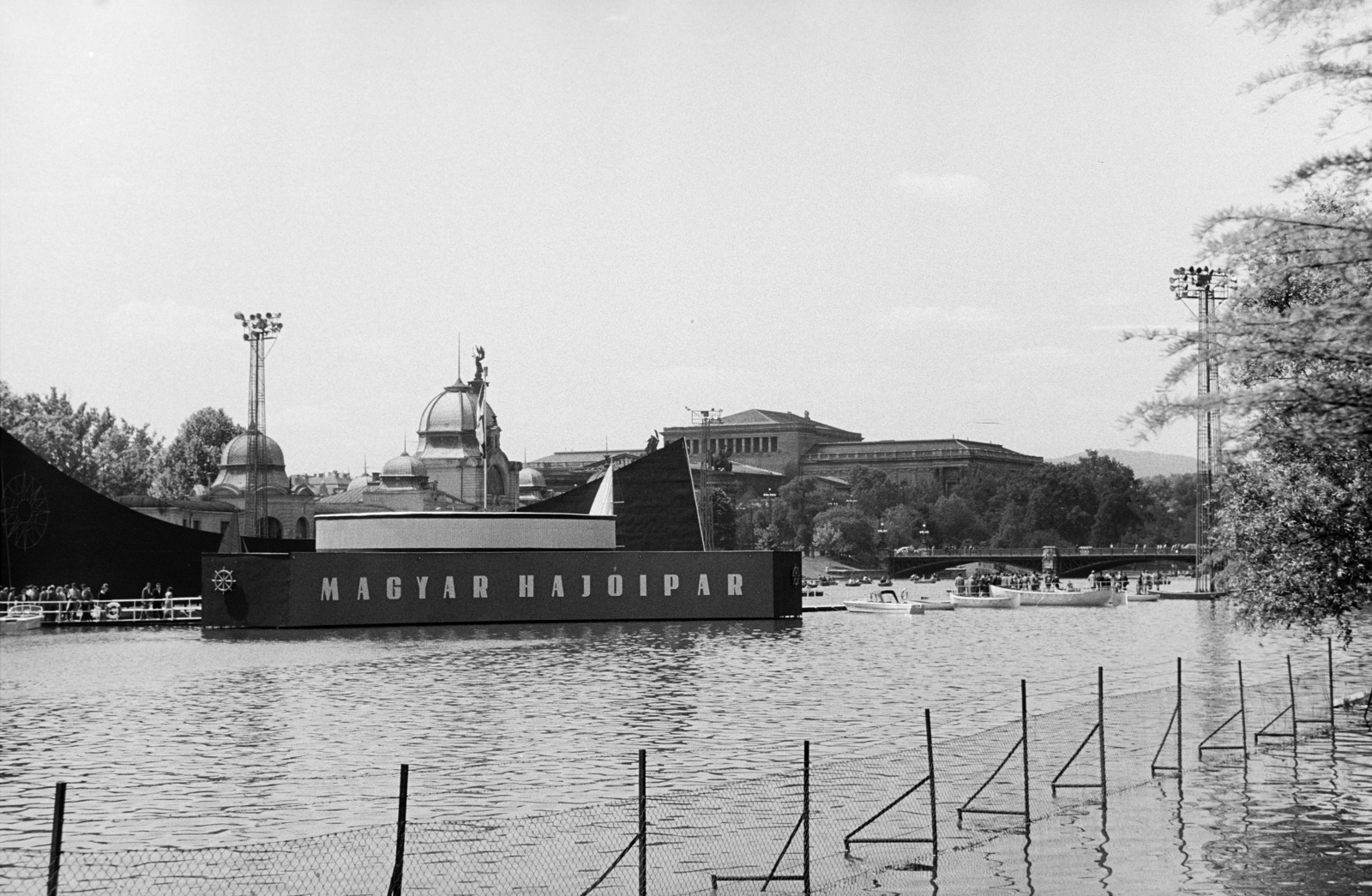 Hungary, Budapest XIV., Városligeti-tó, a Magyar Hajó- és Darugyár pavilonja mögött a Műjégpálya épülete, jobbra a Szépművészeti Múzeum., 1961, Szilvási hagyaték, Budapest, Fortepan #273812