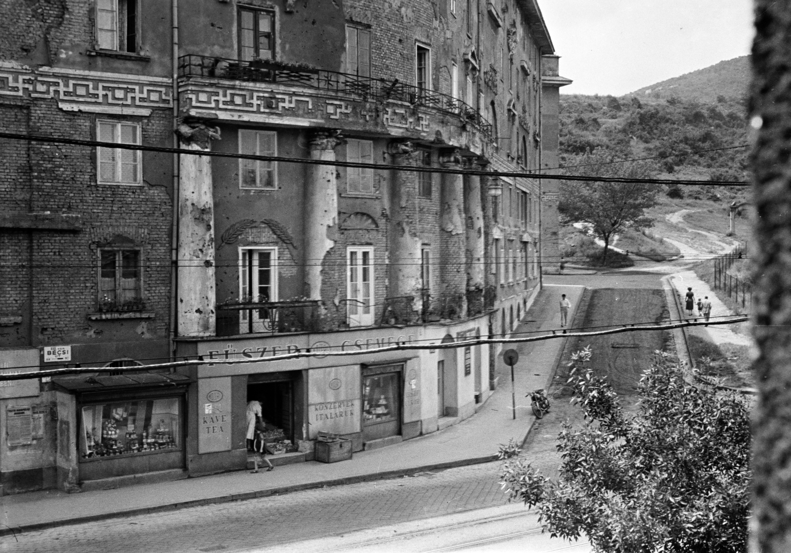 Hungary, Óbuda, Budapest III., Bécsi út 92. számú épület a Doberdó út sarkán., 1966, Szilvási hagyaték, Best of, Budapest, architectural ornament, Csemege enterprise, street name sign, cornerhouse, tenement house, Fortepan #273816