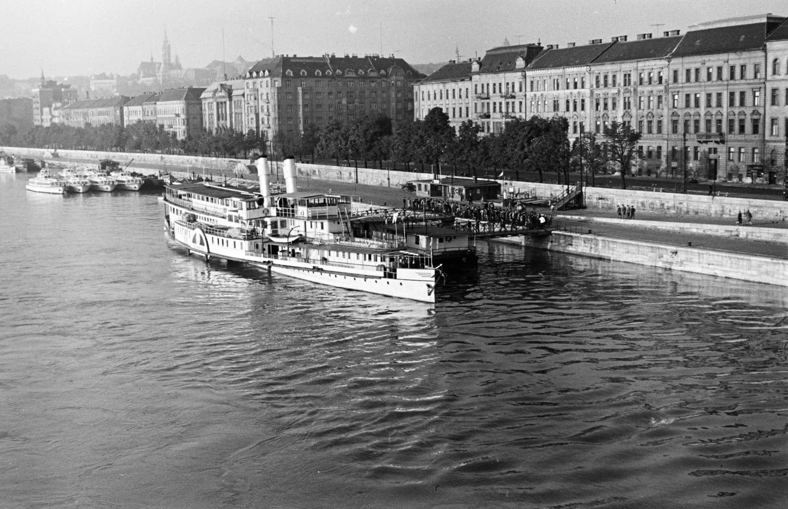 Hungary, Budapest II., kilátás a Margit hídról a Bem rakpart és a Bem józsef tér felé, szemben a hajóállomáson a Felszabadulás oldalkerekes gőzhajó., 1963, Szilvási hagyaték, Szőke Tisza II./Felszabadulás/Szent Imre/Sas/IV. Károly ship, Budapest, Fortepan #273819
