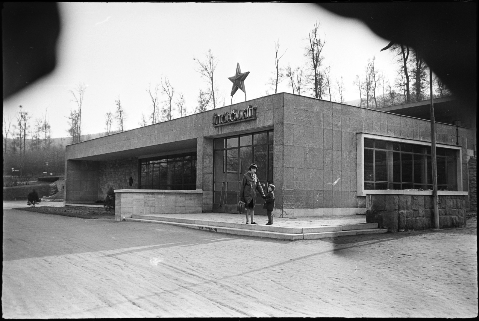 Magyarország, Hűvösvölgy, Budapest II., a Gyermekvasút (Úttörővasút) végállomása., 1963, Szilvási hagyaték, vasútállomás, kisvasút, vörös csillag, Budapest, Fortepan #273822