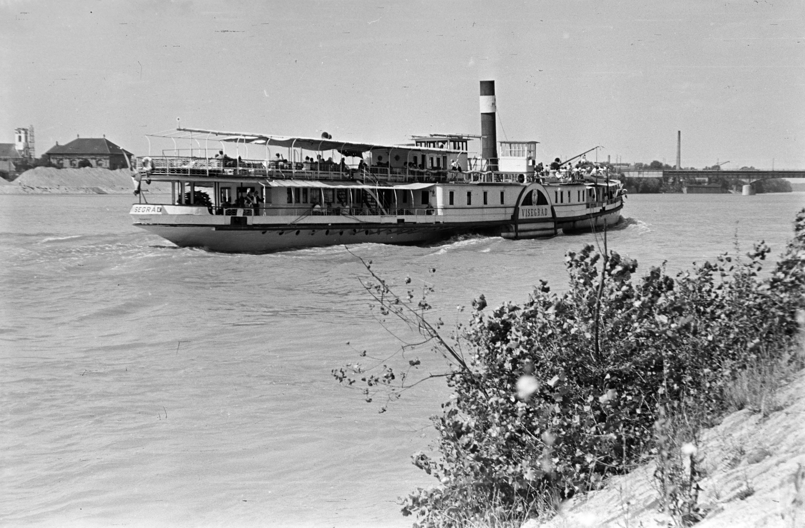 Hungary, Margit Islands, Budapest, a Visegrád oldalkerekes személyszállító gőzhajó halad az Árpád híd felé. A túlparton az Óbudai zsinagóga és balra a Szent Péter és Pál-templom átépítés alatt álló tornya látható., 1957, Szilvási hagyaték, steamboat, SZOT Visegrád/Visegrád/Imre ship, Visegrád steam ship, Fortepan #273824