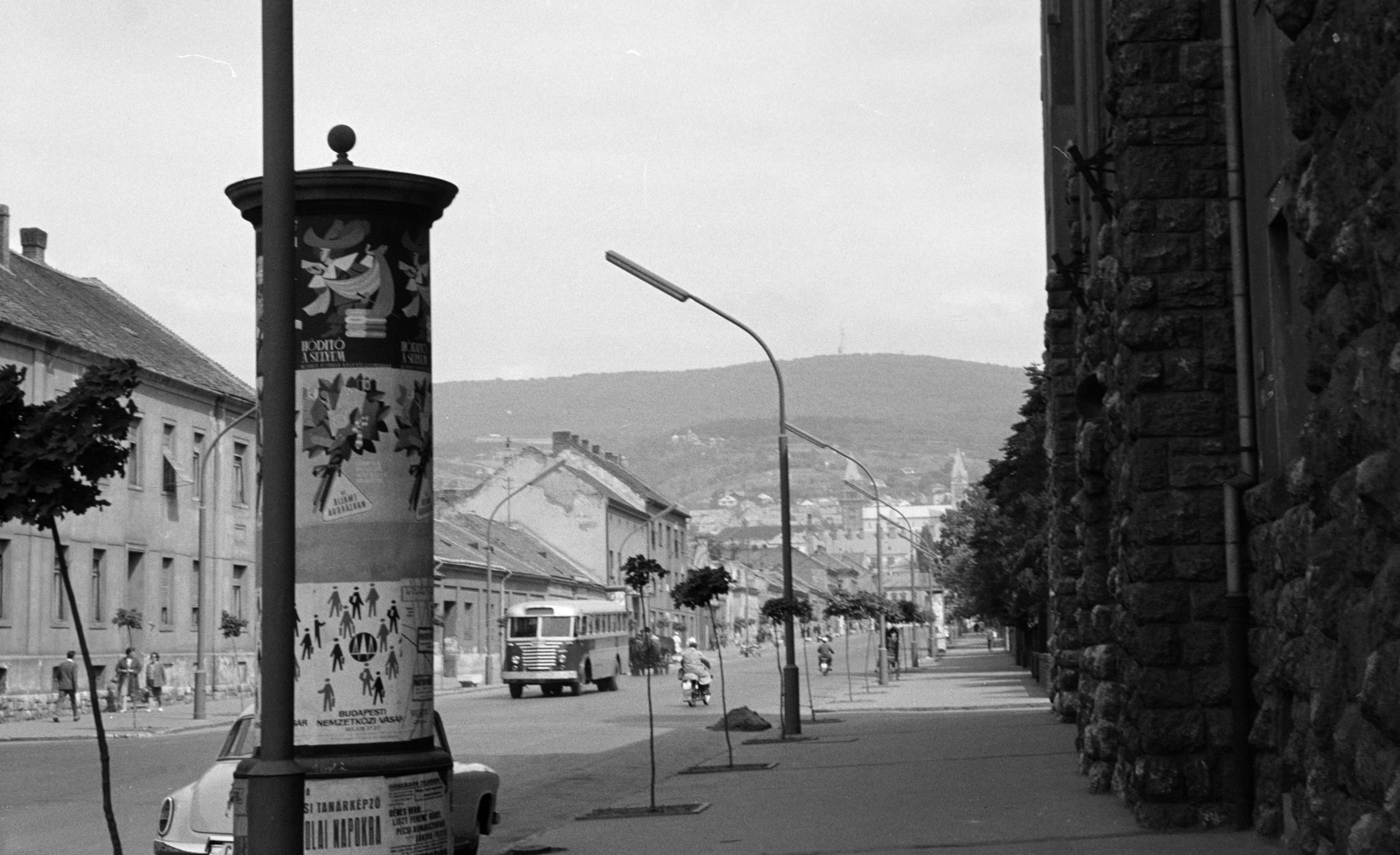 Magyarország, Pécs, Szabadság utca az Indóház tér felől nézve, háttérben a Székesegyház látszik., 1967, Szilvási hagyaték, autóbusz, plakát, hirdetőoszlop, Fortepan #273828