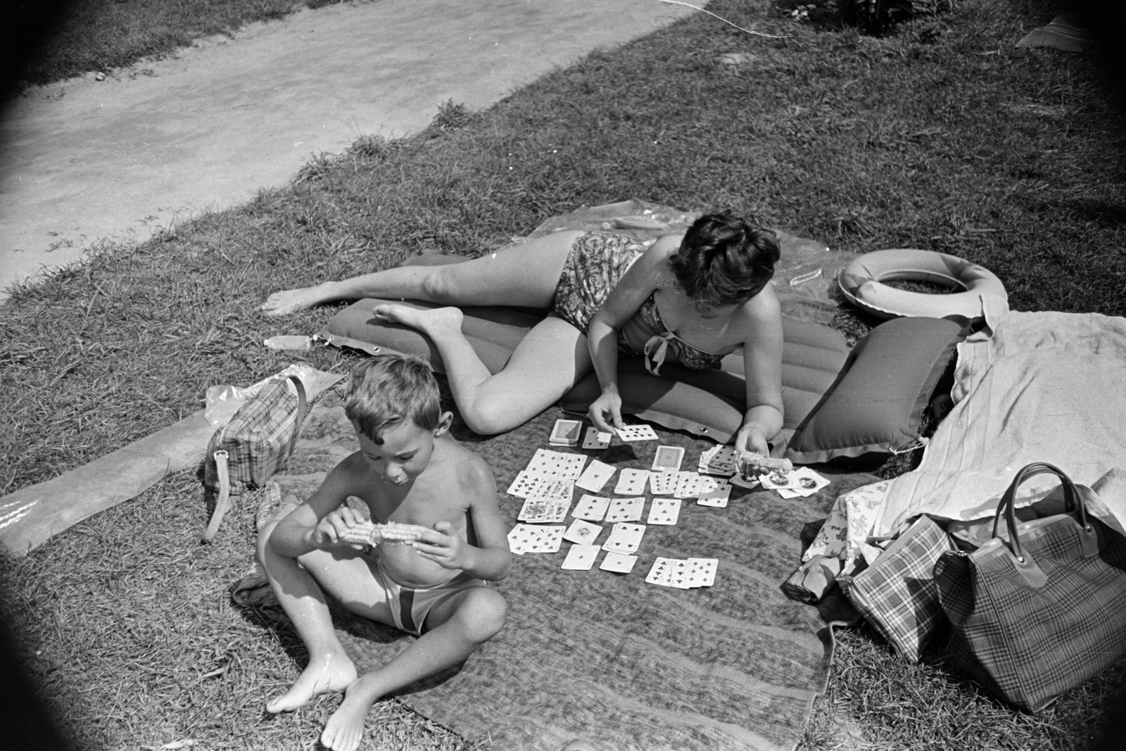 1963, Szilvási hagyaték, sunbathe, swim belt, card game, beach, air mattress, Fortepan #273847