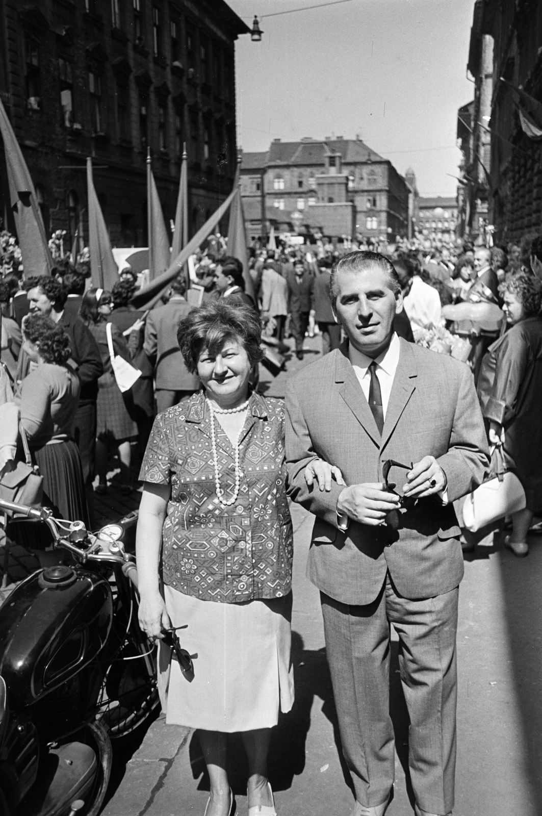 Hungary, Budapest VII., Cserhát utca, május 1-i felvonulás résztvevői, háttérben a a Garay téri piac., 1967, Szilvási hagyaték, Budapest, man and woman, Fortepan #273858