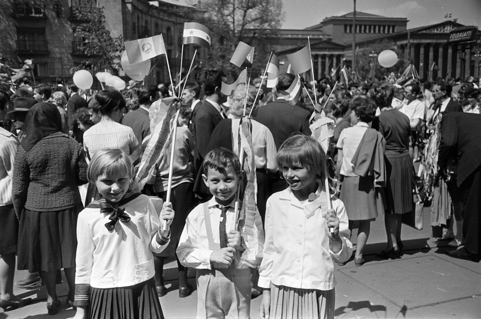 Magyarország, Budapest VI.,Budapest XIV., Hősök tere az Andrássy út (Népköztársaság útja) torkolatánál, május 1-i felvonulás. Háttérben a Szépművészeti Múzeum., 1967, Szilvási hagyaték, Budapest, Fortepan #273860