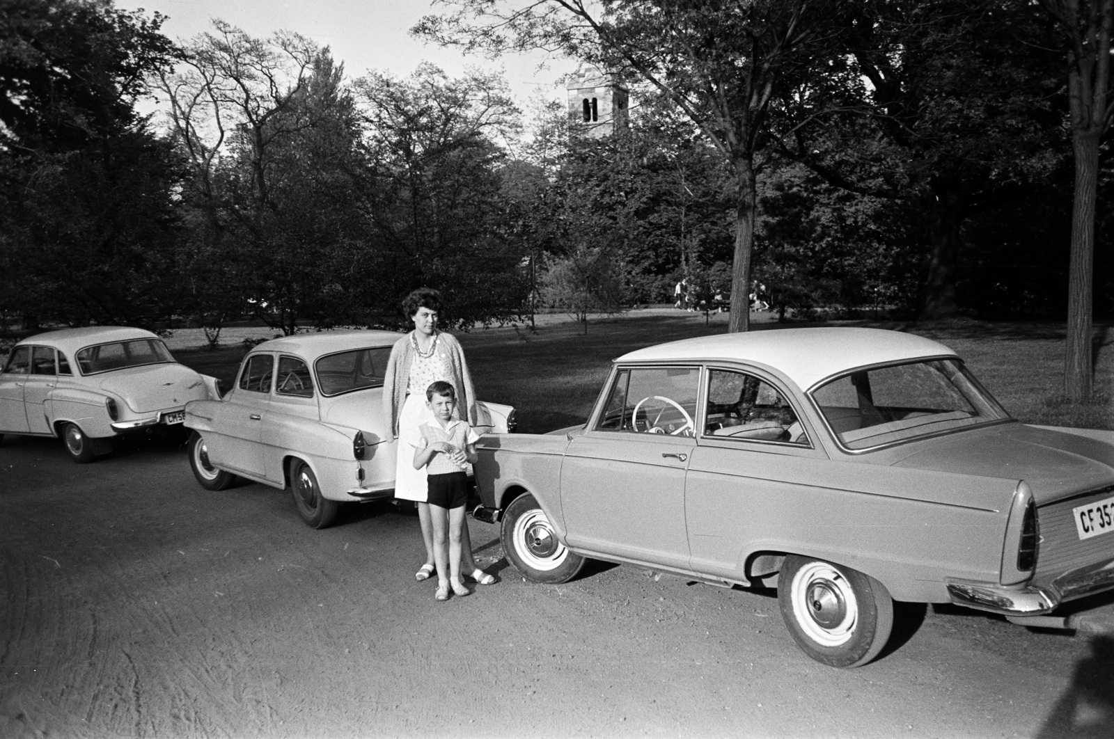 Magyarország, Margitsziget, Budapest, háttérben a Szent Mihály-kápolna., 1967, Szilvási hagyaték, rendszám, Wartburg 311/312, Skoda Felicia, DKW Junior, Fortepan #273861