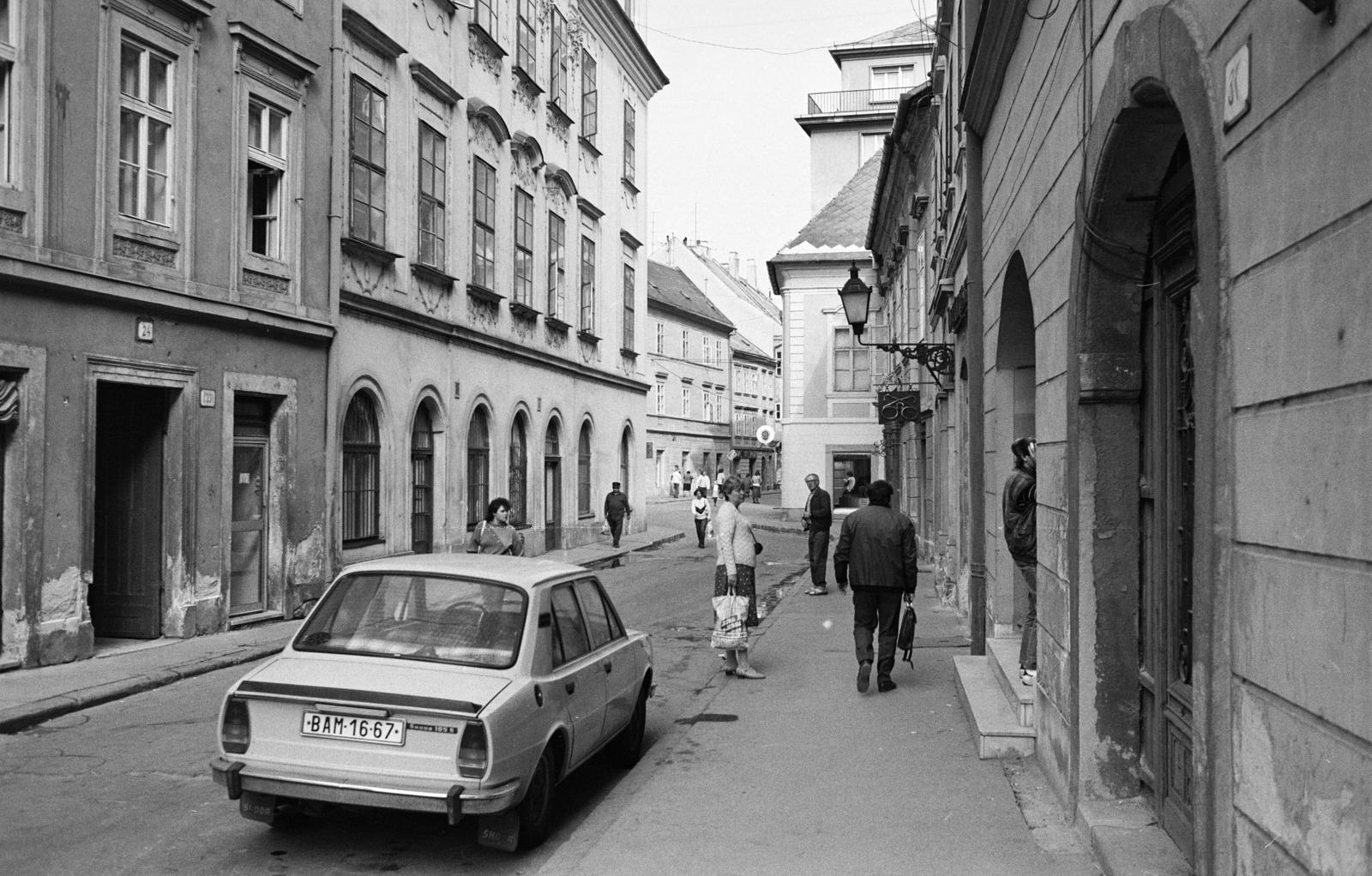 Szlovákia, Pozsony, Szilágyi Dezső utca (Panská ulica) a Ventur utca (Ventúrska ulica) felé nézve., 1979, Szilvási hagyaték, Skoda 105/120, Csehszlovákia, Fortepan #273871