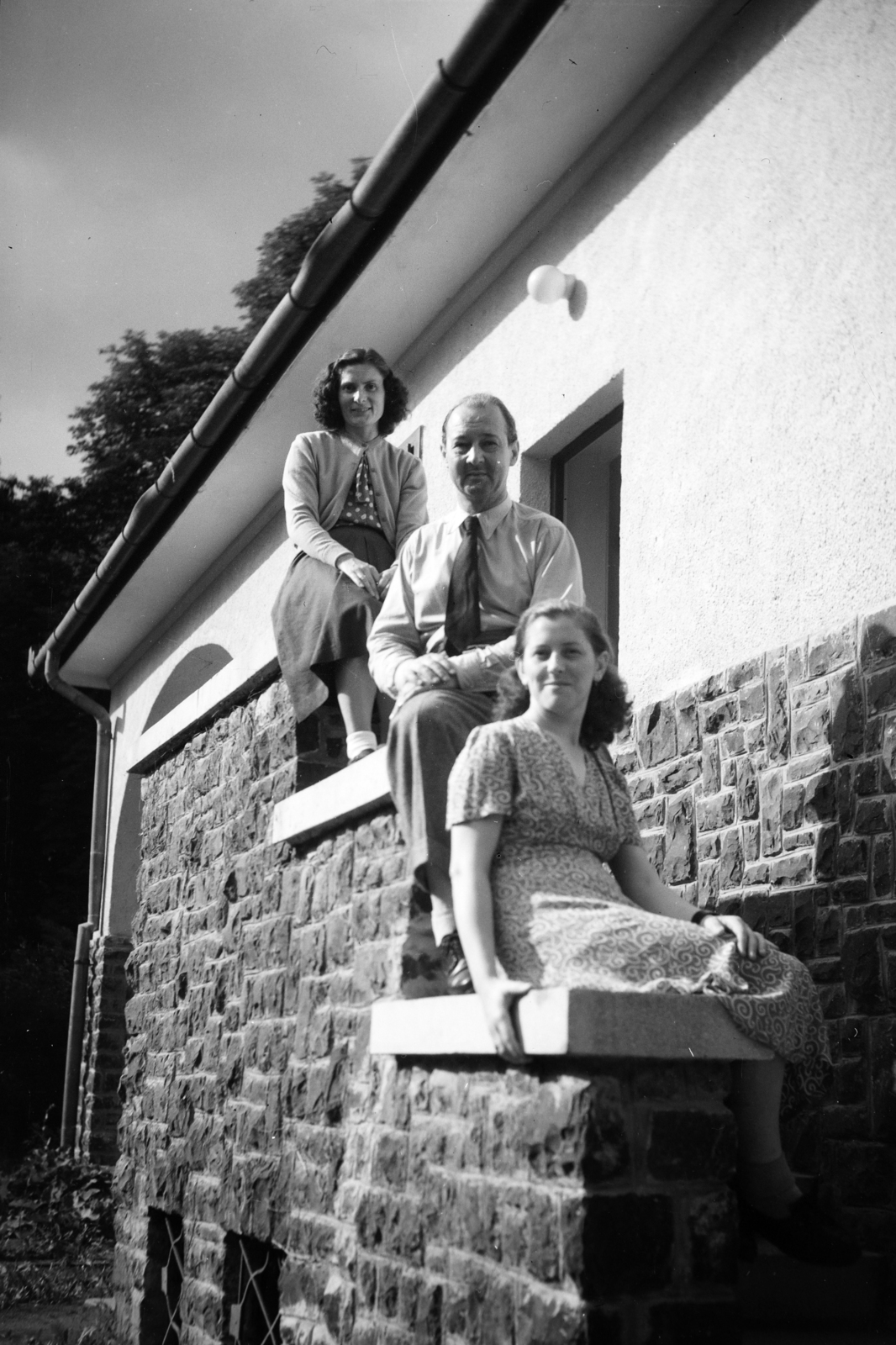 Hungary, Balatonalmádi, a felvétel a Dr. Óvári Ferenc utca 53. számú ház lépcsőjénél készült., 1932, Szilvási hagyaték, sitting on stairs, Fortepan #273875