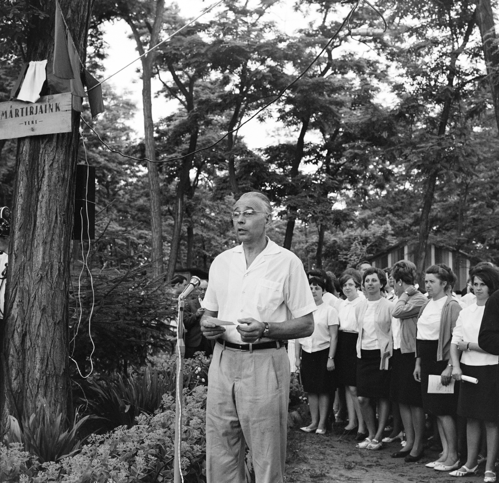 Magyarország, Szigetmonostor, Horány, a Természetbarátok Turista Egyesülete (TTE) Vörös Meteor vizitelepe, ünnepség a munkásmozgalmi emlékműnél., 1965, Szilvási hagyaték, Fortepan #273879