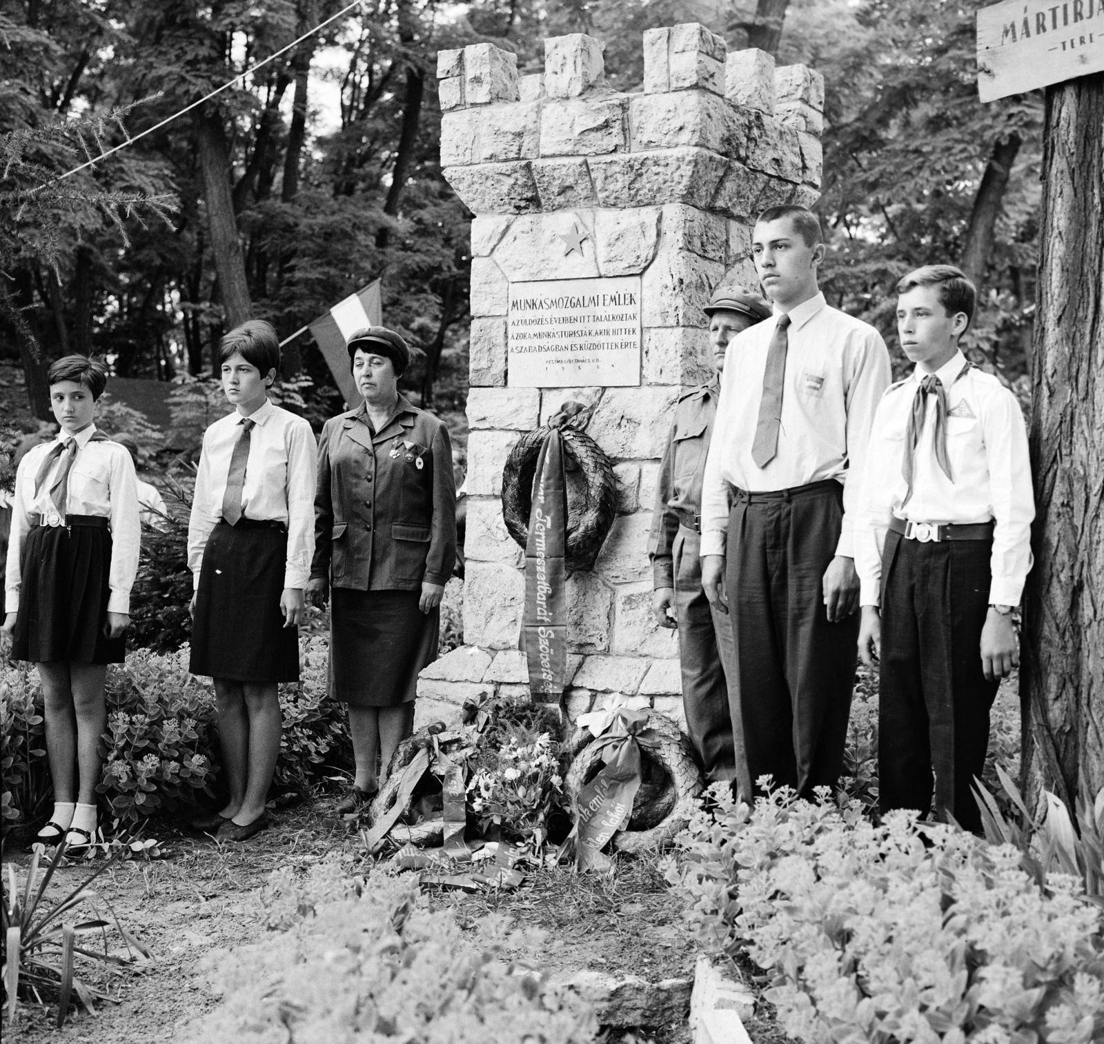 Hungary, Szigetmonostor, Horány, a Természetbarátok Turista Egyesülete (TTE) Vörös Meteor vizitelepe, díszőrség a munkásmozgalmi emlékműnél., 1965, Szilvási hagyaték, pioneer, wreath, Workers' Militia, Fortepan #273880