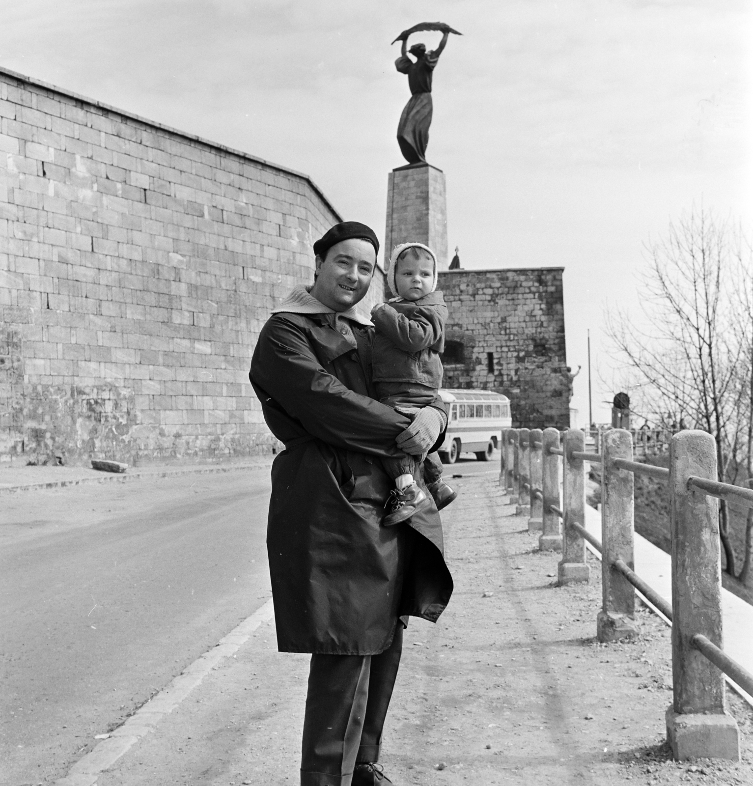 Hungary, Budapest I., Citadella sétány (ekkor névtelen), balra a Citadella, háttérben a Szabadság-szobor., 1968, Szilvási hagyaték, Budapest, Fortepan #273881