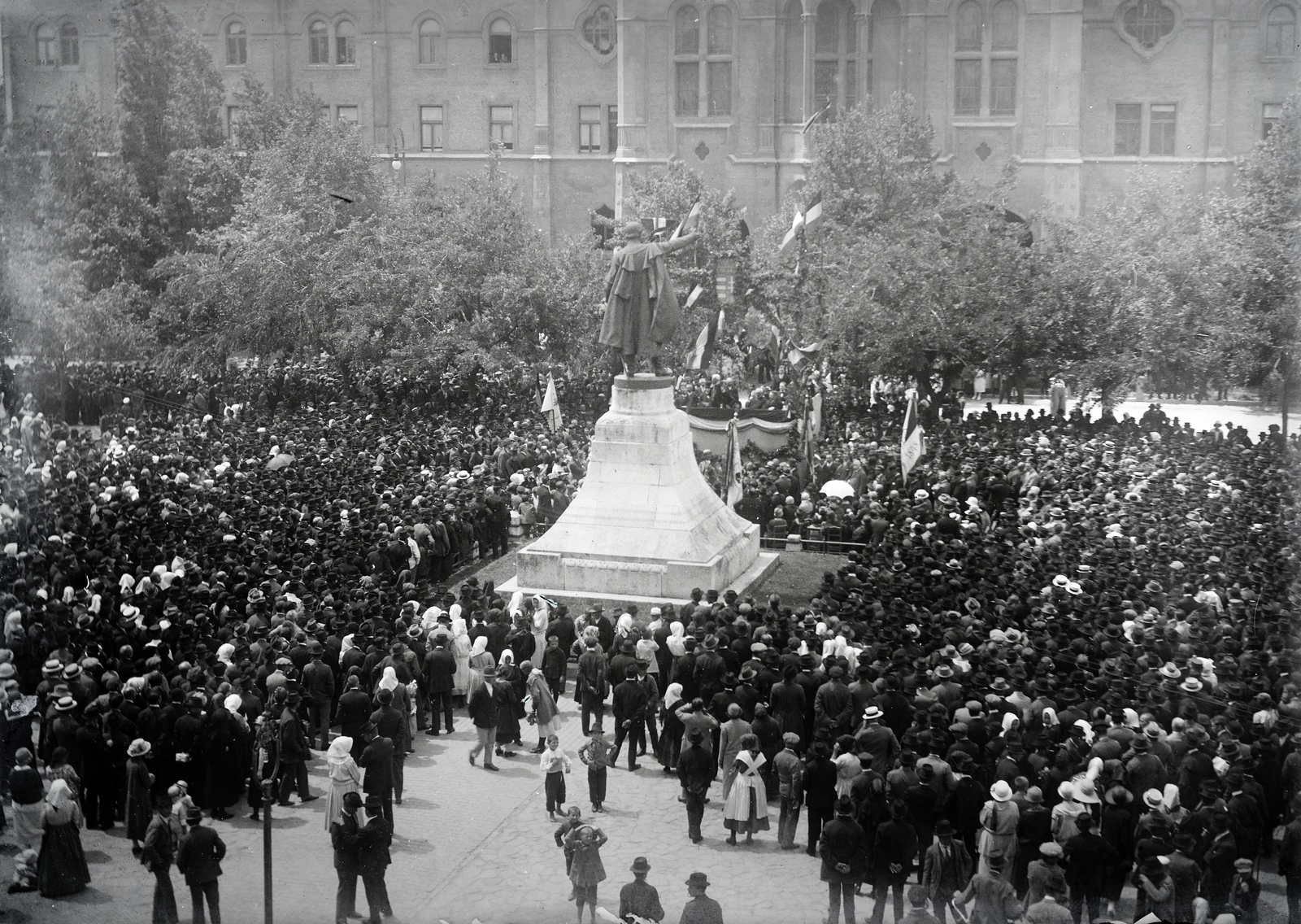 Hungary, Kecskemét, Kossuth tér, Kossuth Lajos szobra (Telcs Ede, 1906.), távolabb a Városháza., 1922, Bachler család, festive, mass, sculpture, Lajos Kossuth-portrayal, Fortepan #273903