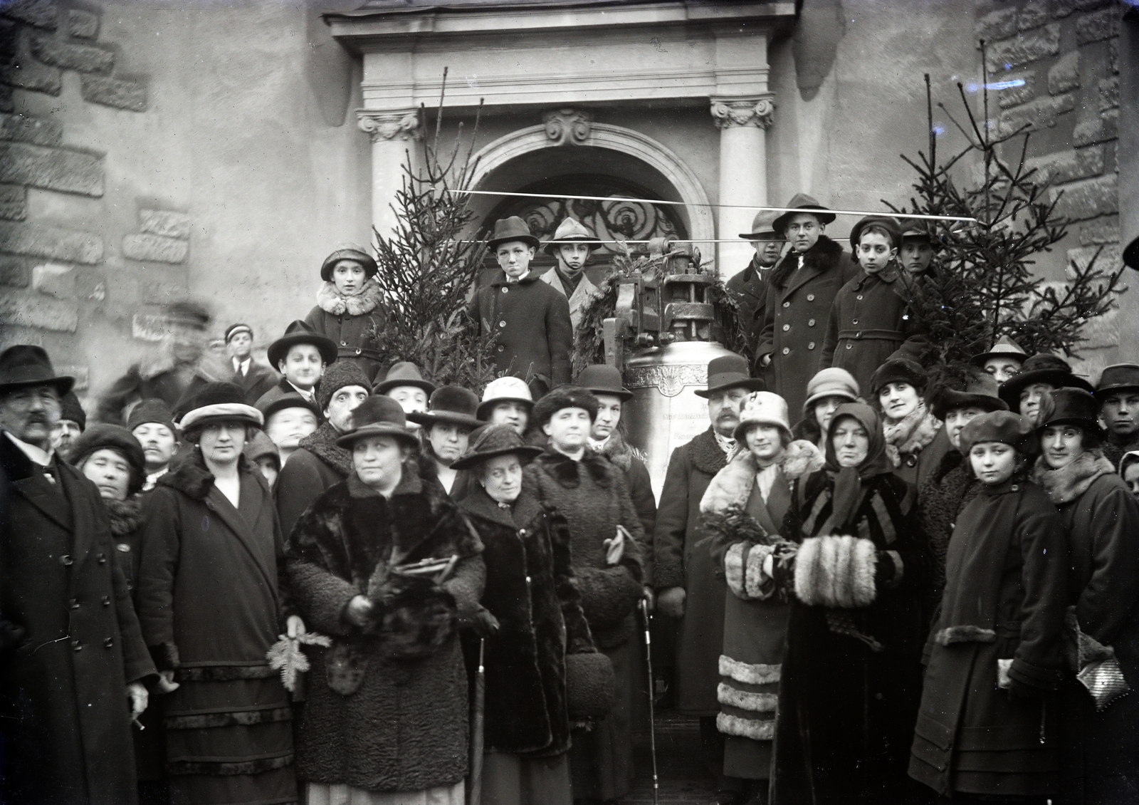 Hungary, Kecskemét, a felvétel a Református templom Szabadság tér felőli kapuja előtt, az újraöntött Szappanos-harang felszentelésekor, 1924. december 22.-én készült. Az eredeti, 1856-ban öntött harangot, 1916-ban ágyúöntésre használták fel., 1924, Bachler család, festive, Fortepan #273905
