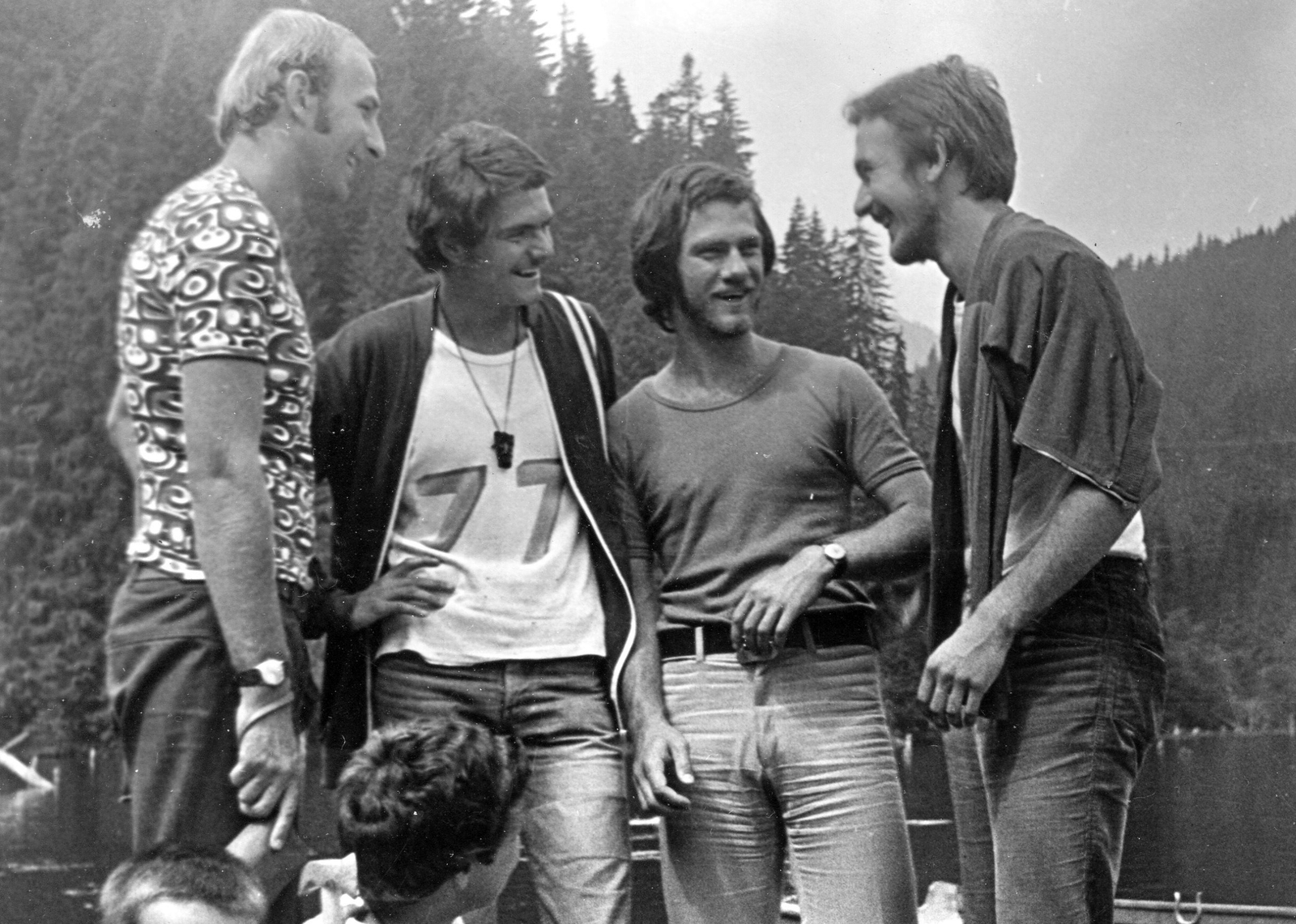 Románia,Erdély, Gyilkos-tó,Hagymás-hegység, 1977, Mészöly Leonóra, kirándulás, mosoly, barátság, fiúk, Fortepan #27395