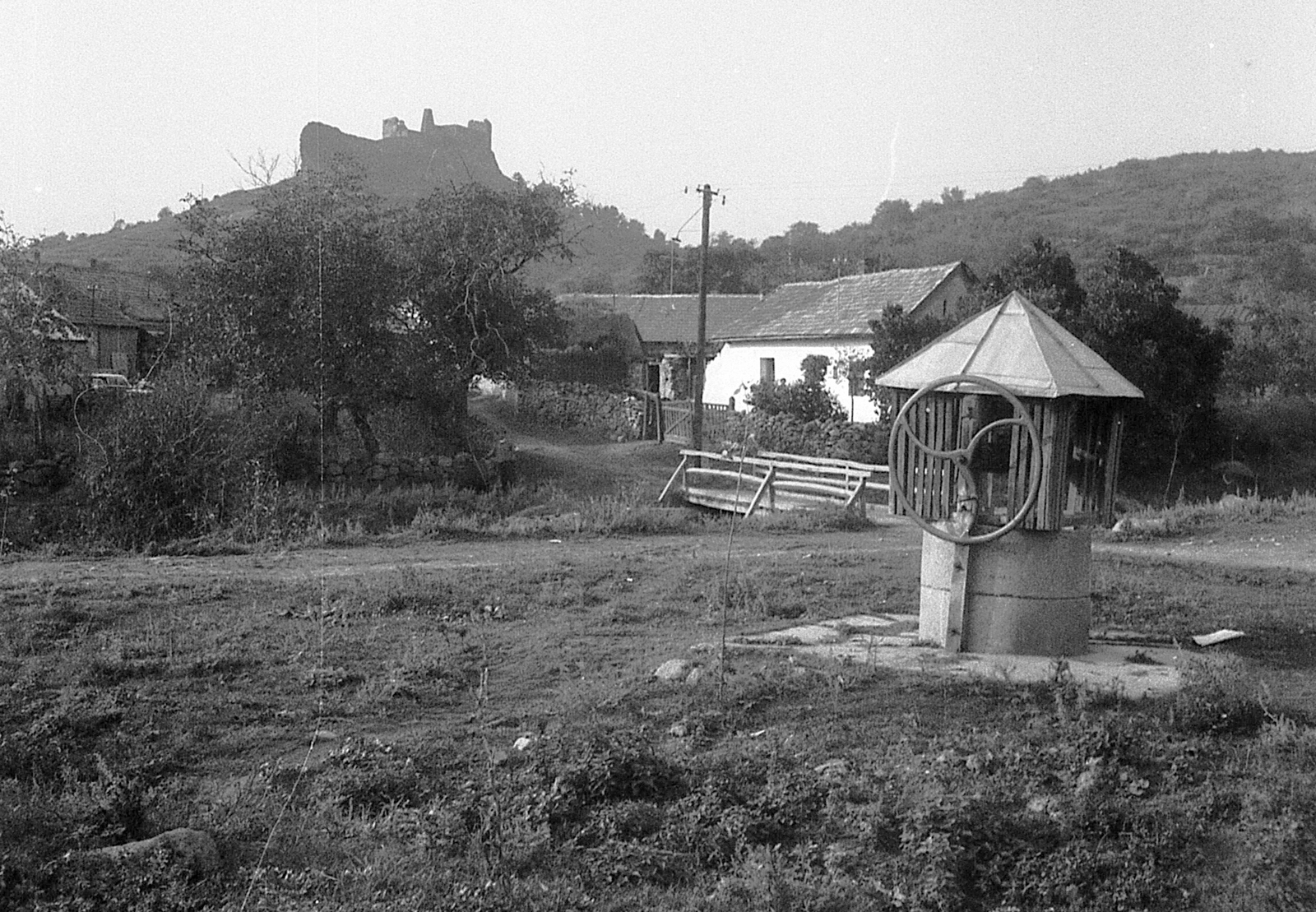 Hungary, Boldogkőváralja, Boldogkő vára., 1976, Mészöly Leonóra, well, castle ruins, castle, draw well, wooden bridge, Fortepan #27396