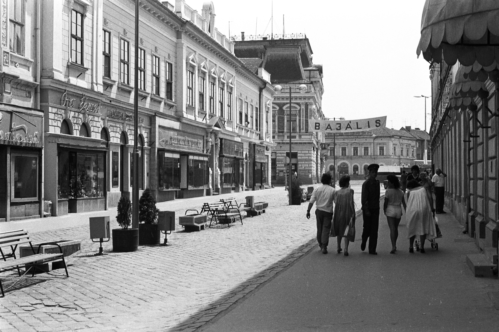 Magyarország, Baja, Eötvös József utca a Szentháromság (Béke) tér felé nézve, a tér sarkánál balra a Városháza épületének oldala látszik., 1975, Erky-Nagy Tibor, Fortepan #273970