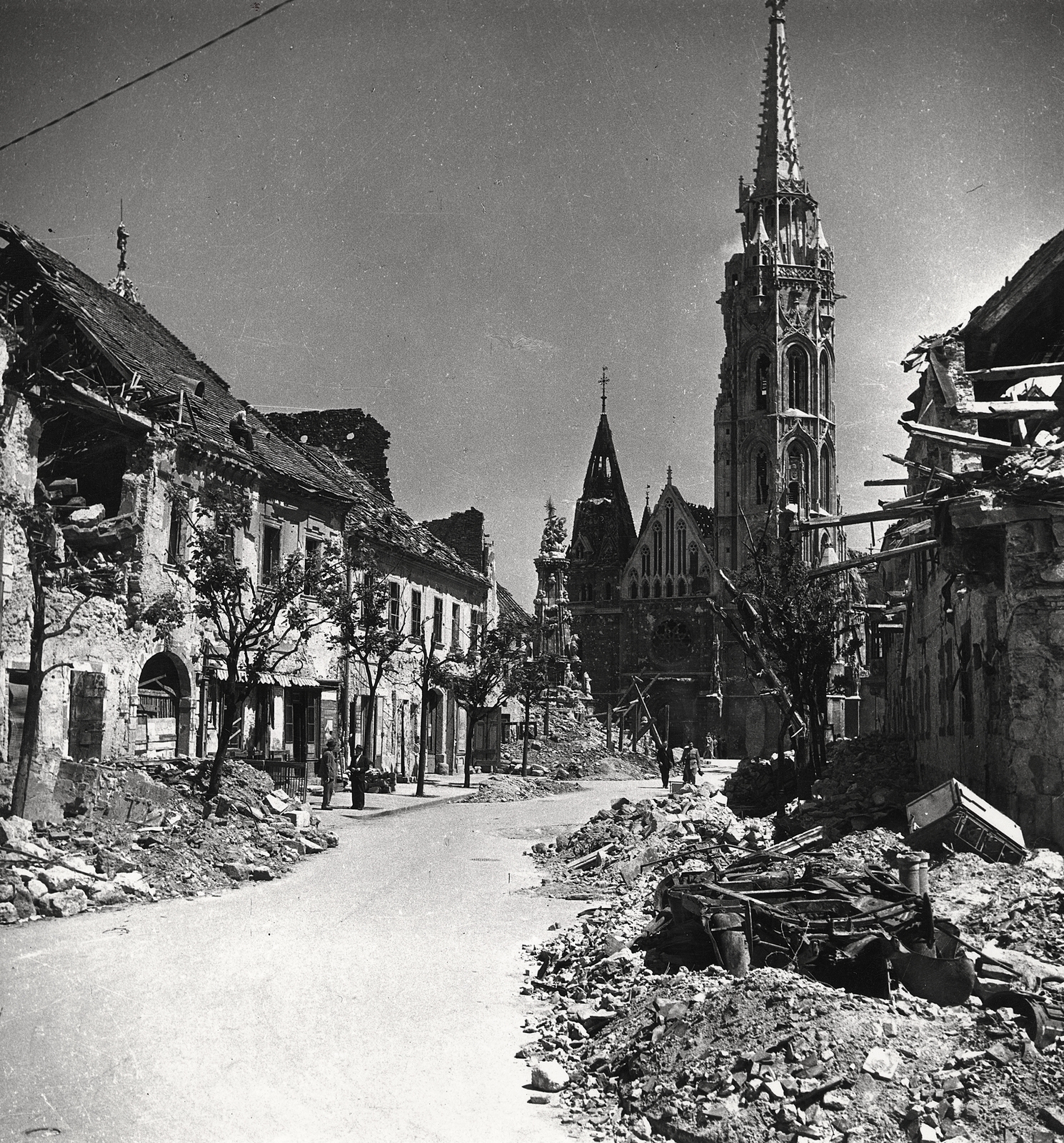 Hungary, Budapest I., Szentháromság utca az Úri utcától a Mátyás-templom felé nézve., 1945, Erky-Nagy Tibor, Budapest, war damage, damaged building, Fortepan #273979