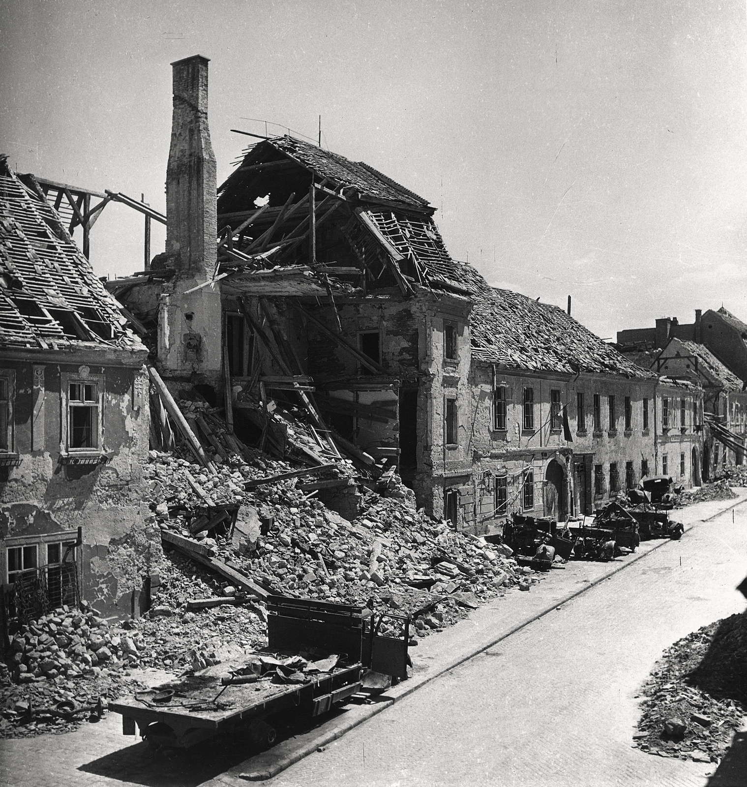 Magyarország, budai Vár, Budapest I., Fortuna utca, balra a 17. számú ház mellett a teljesen lerombolt 15. számú épület látható., 1945, Erky-Nagy Tibor, háborús kár, épületkár, járműroncs, Budapest, Fortepan #273980