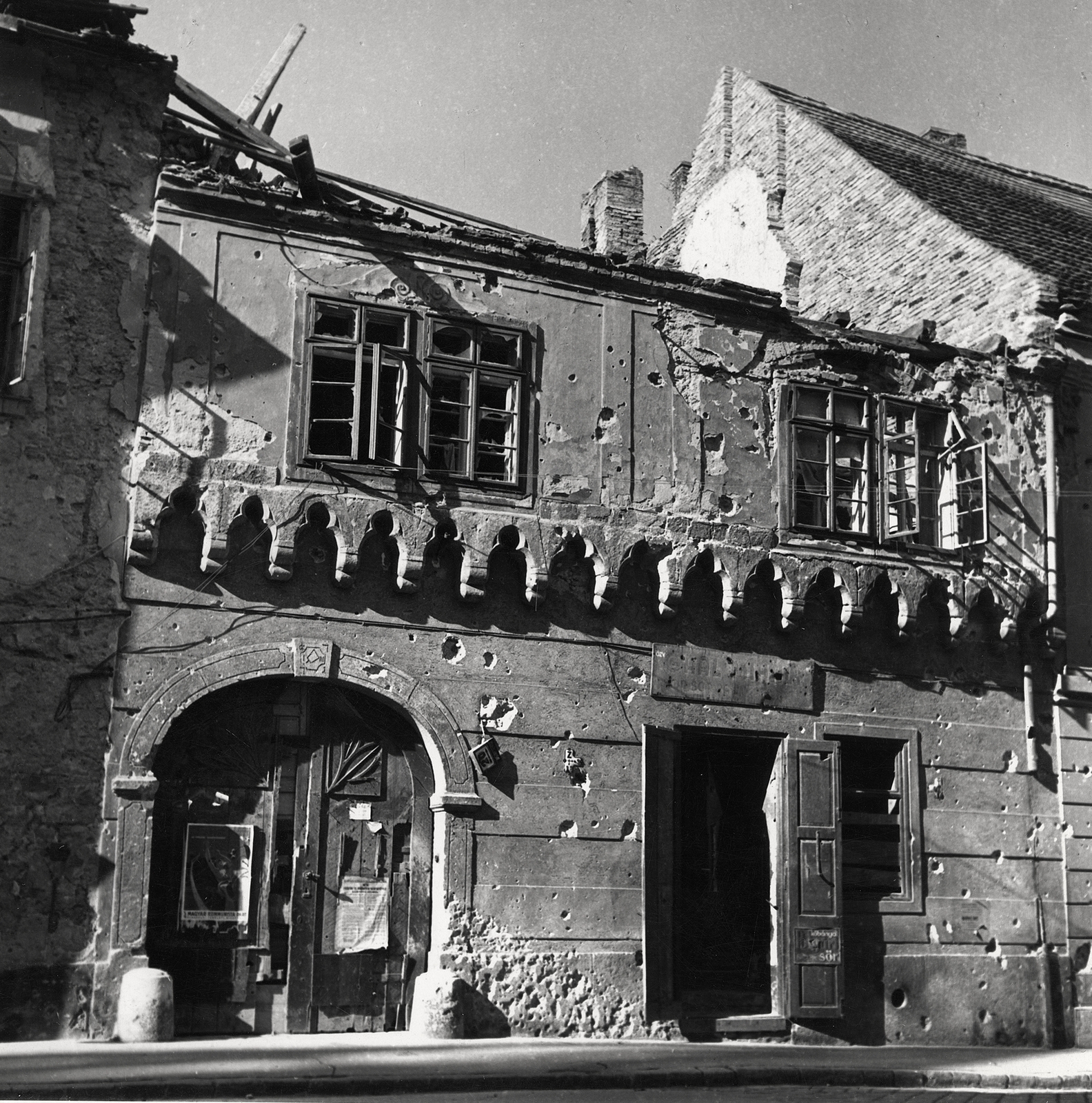 Magyarország, budai Vár, Budapest I., Országház utca 20., 1945, Erky-Nagy Tibor, Budapest, épületkár, golyónyom, italbolt, üzletportál, plakát, háborús kár, boltív, épületdísz, Fortepan #273983
