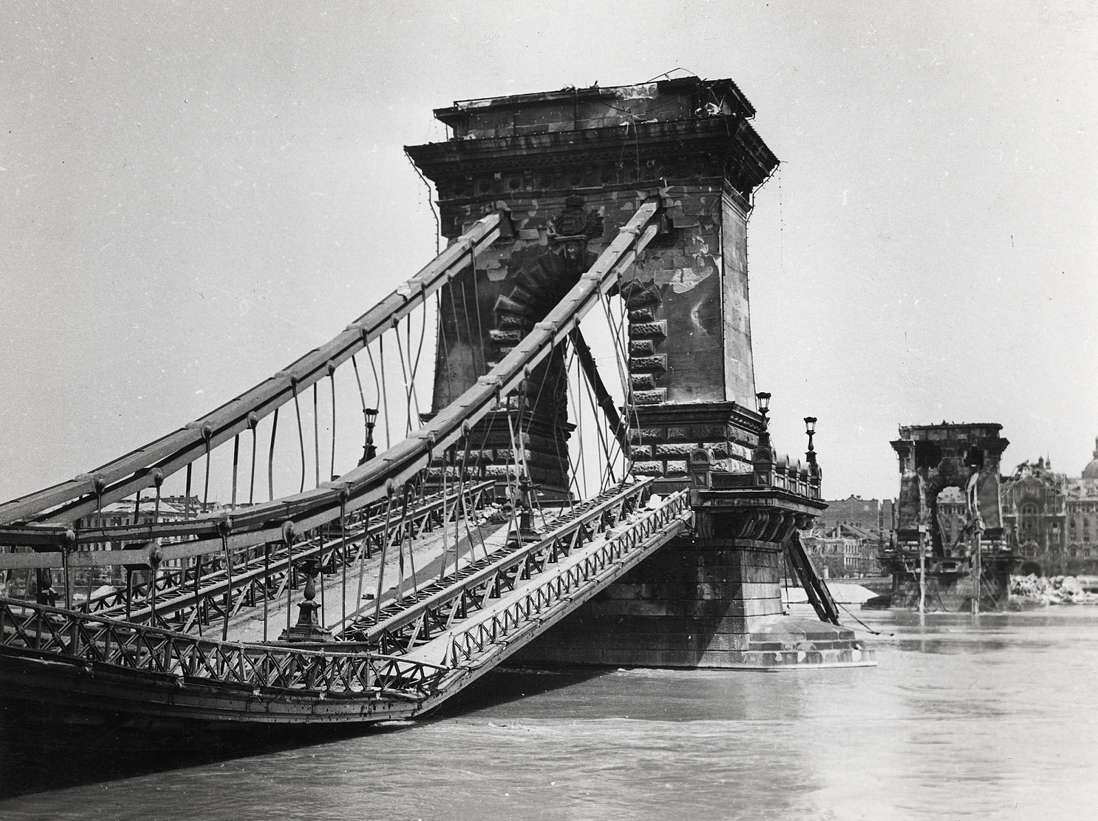 Magyarország, Budapest I.,Budapest V., a lerombolt Széchenyi Lánchíd a budai oldalról a pesti hídfő felé nézve., 1945, Erky-Nagy Tibor, híd, háborús kár, hídroncs, Budapest, Fortepan #273984