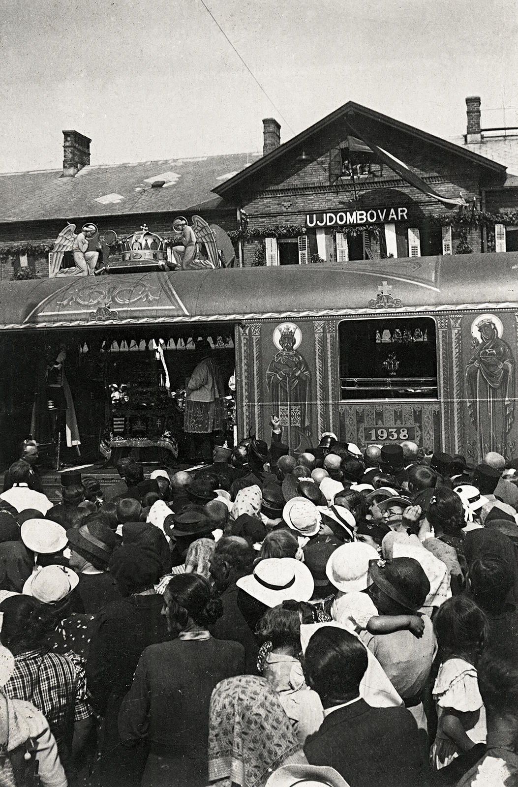 Magyarország, Dombóvár, Újdombóvár (ekkor önálló), vasútállomás, a Szent Jobbot szállító szerelvény, az Aranyvonat., 1938, Erky-Nagy Tibor, Fortepan #273990