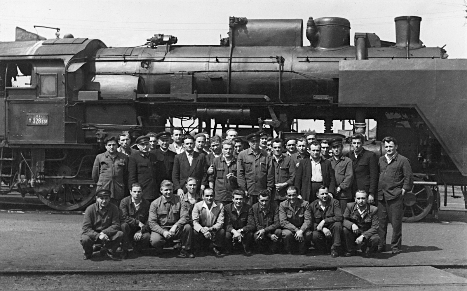 1960, Erky-Nagy Tibor, MÁV Class 328, tableau, railroader, socialist brigade, Fortepan #273997