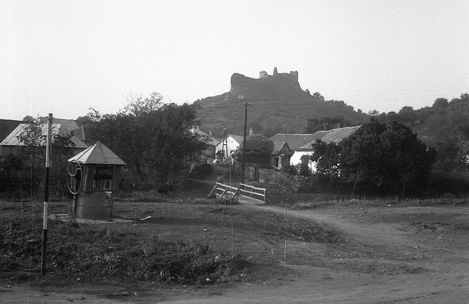 Hungary, Boldogkőváralja, Boldogkő vára., 1976, Mészöly Leonóra, bridge, well, castle ruins, draw well, wooden bridge, Fortepan #27400