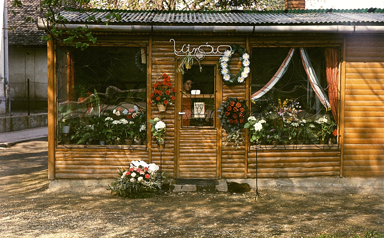 1985, Erky-Nagy Tibor, koszorú, felirat, kirakat, eladó, virág, Fortepan #274006