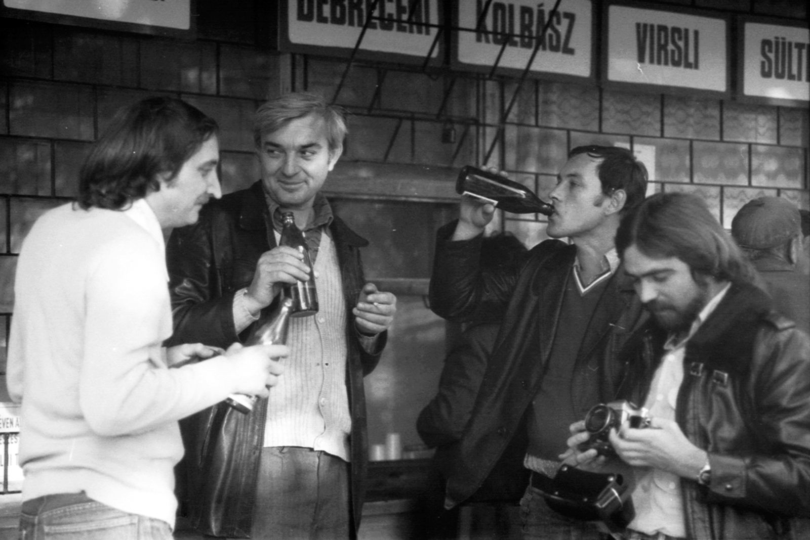 Hungary, 1974, Mészöly Leonóra, hospitality, men, friendship, drinking, buffet, camera, Pentacon-brand, Fortepan #27407