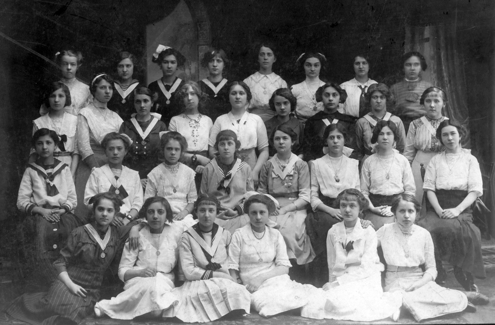 Hungary, Budapest IX., Török Pál utca, a Székesfővárosi Iparrajziskola (később Képző- és Iparművészeti Szakközépiskola) növendékei., 1912, Mészöly Leonóra, Budapest, sailor blouse, girls' class, Fortepan #27411