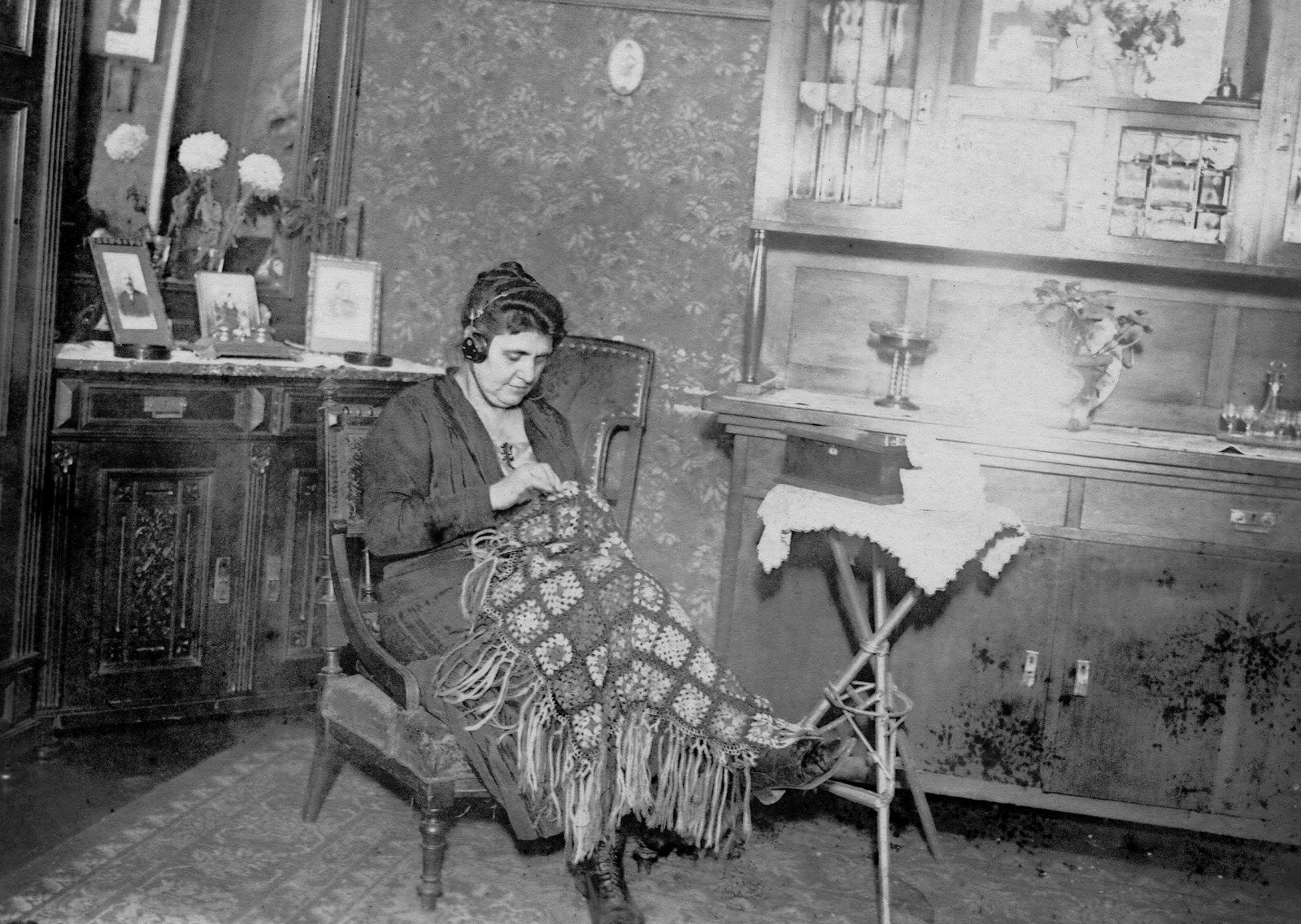 1930, Mészöly Leonóra, portré, bútor, tükör, kézimunka, enteriőr, nő, fejhallgató, kredenc, telefonhírmondó, rádiózás, Fortepan #27412