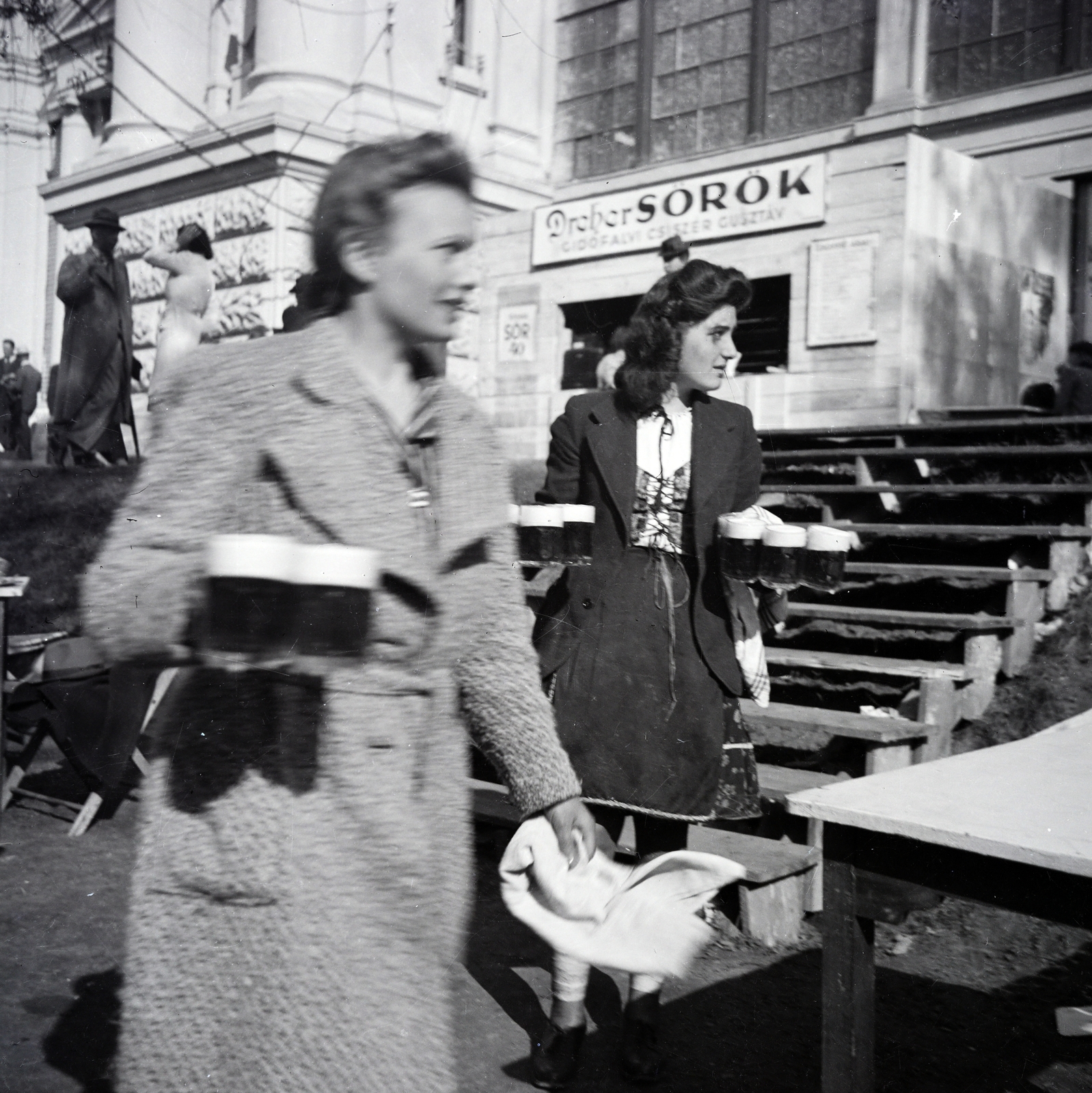 Hungary, Budapest XIV., a felvétel az Iparcsarnok előtt, Gidófalvi Csiszér Gusztáv Csárdájánál készült., 1936, Zimre Zsuzsa, Best of, Dreher-brand, Budapest, Fortepan #274125
