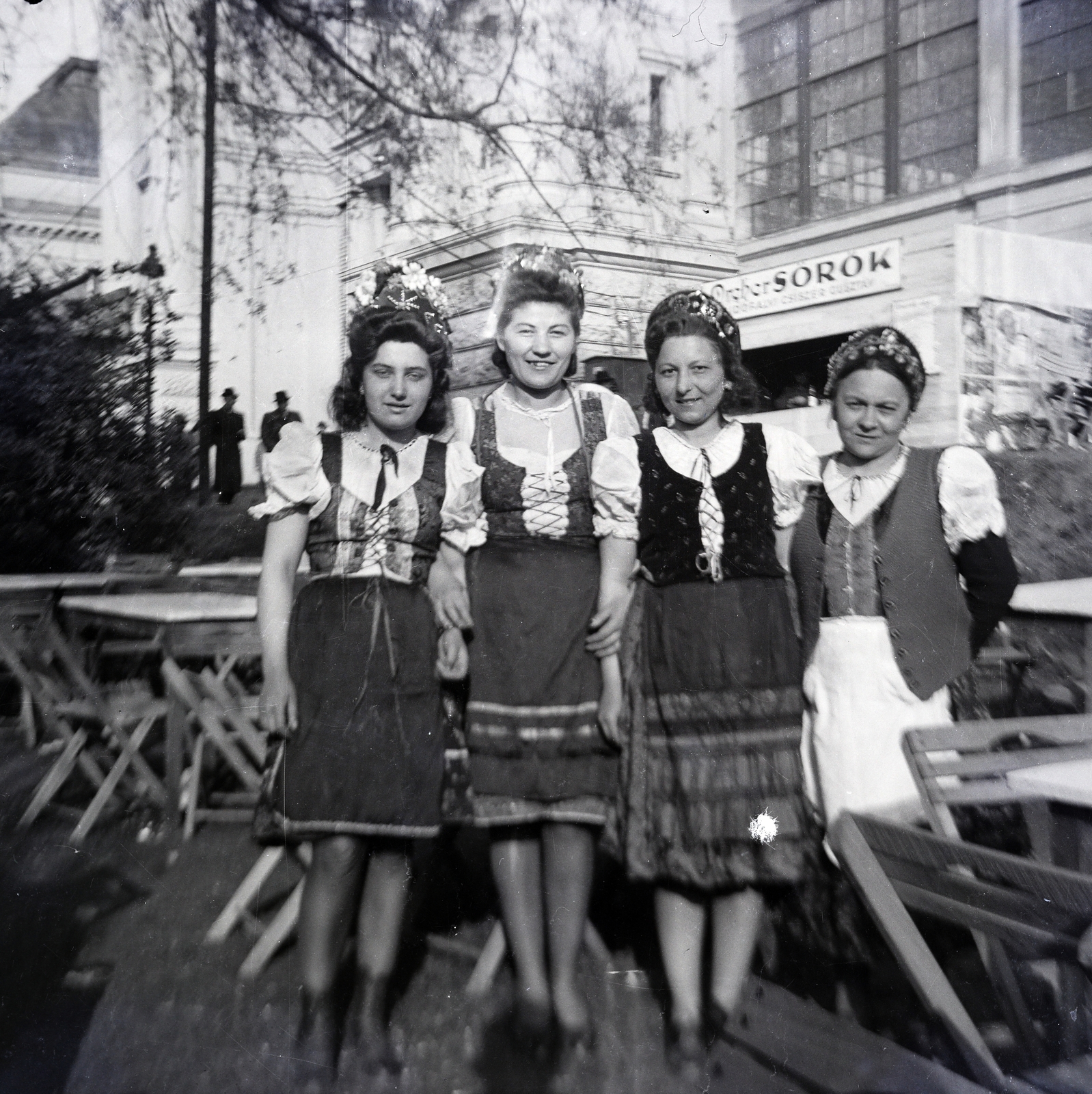 Hungary, Budapest XIV., a felvétel az Iparcsarnok előtt, Gidófalvi Csiszér Gusztáv Csárdájánál készült., 1936, Zimre Zsuzsa, Dreher-brand, Budapest, Fortepan #274126