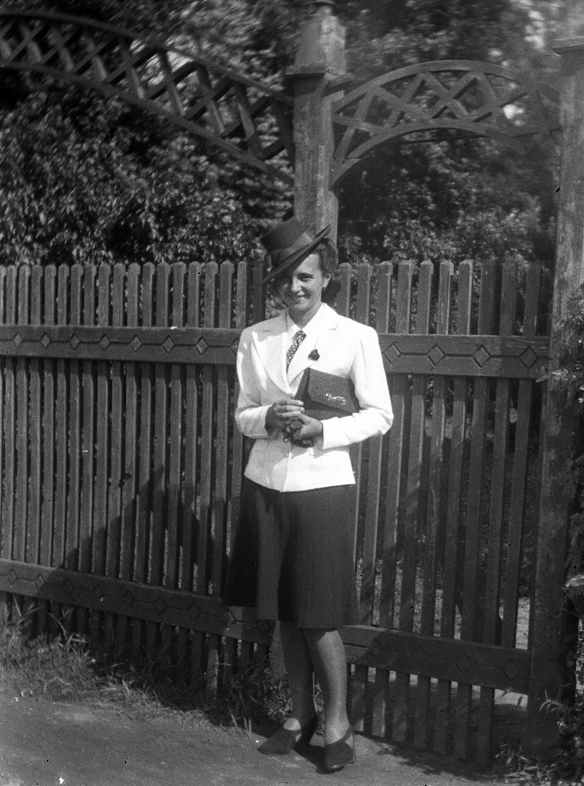 1939, Mészöly Leonóra, portrait, fashion, hat, lath fence, fence, woman, bag, Fortepan #27418