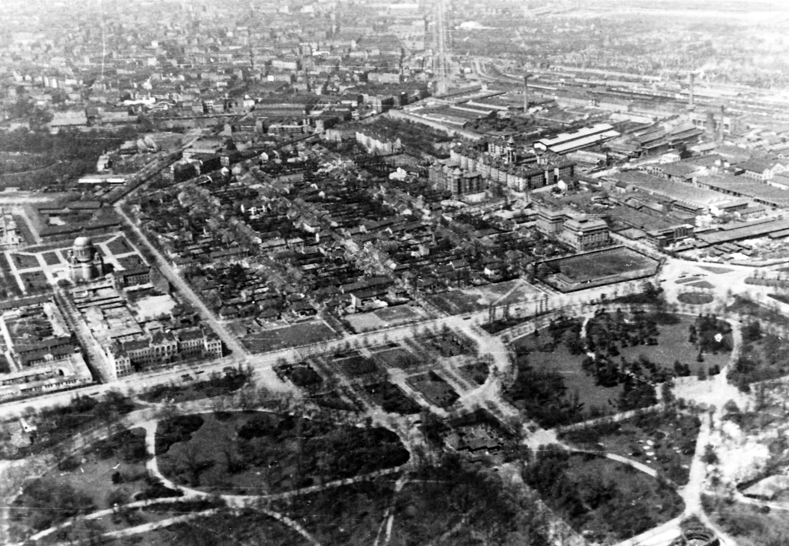 Hungary, Budapest VIII.,Budapest X., légifotó, a felvételen alul a Népliget, középpontban a Tisztviselőtelep. Balra a a Magyarok Nagyasszonya (Rezső) téren a Magyarok Nagyasszonya-templom, jobbra a Ganz-MÁVAG gyártelep., 1939, Molnár Gyula, Budapest, aerial photo, Fortepan #274534