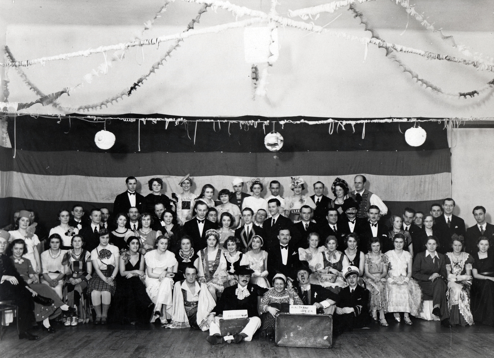 1935, Molnár Gyula, jelmez, csokornyakkendő, estélyi ruha, csoportkép, Fortepan #274549