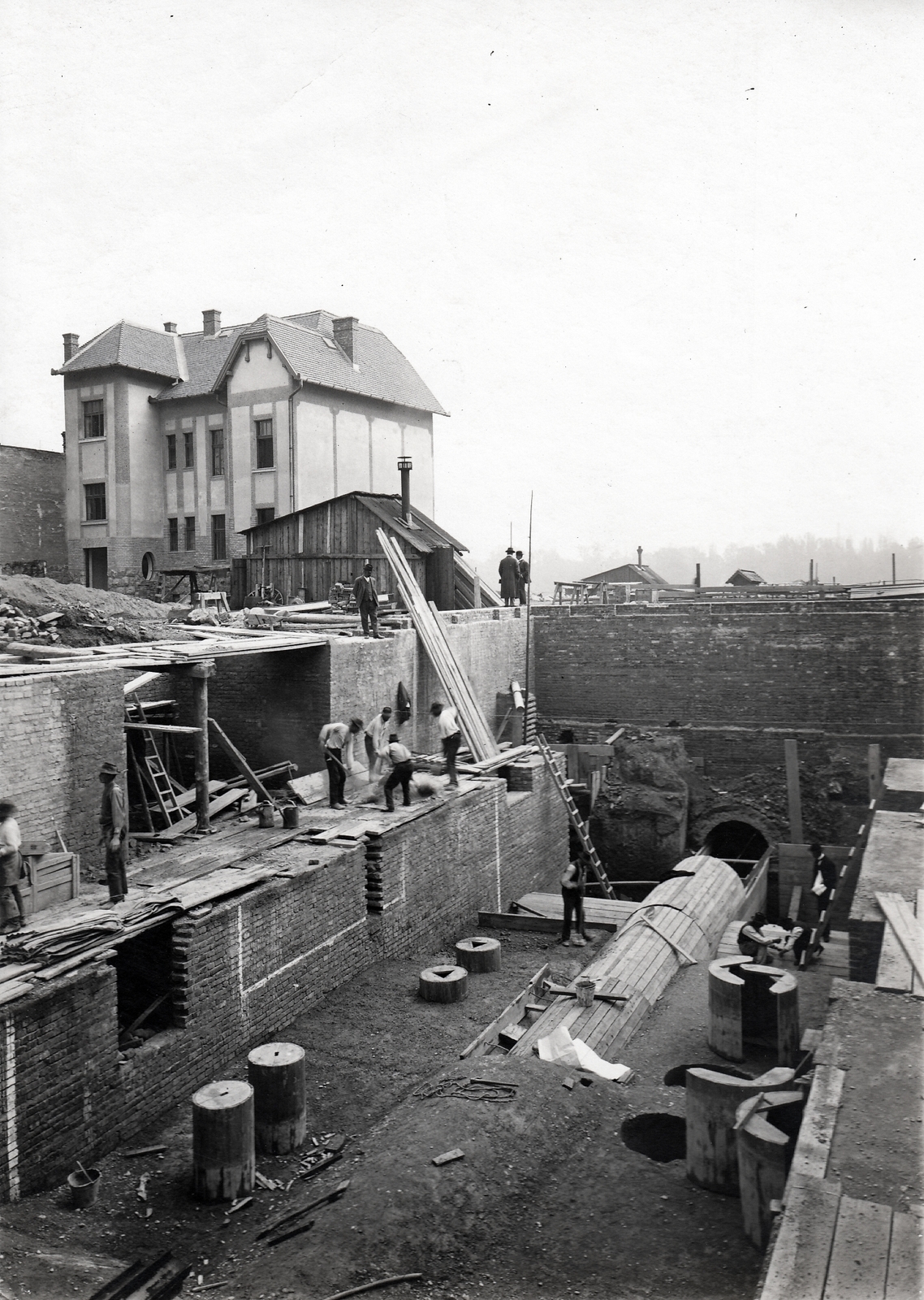 Magyarország, Budapest II., Zsigmond tér, Óbuda új főgyűjtőcsatornájának és szivattyútelepének építése. Balra háttérben az irodaépület látható, 1913, Molnár Gyula, építkezés, csatornázás, Budapest, Fortepan #274566