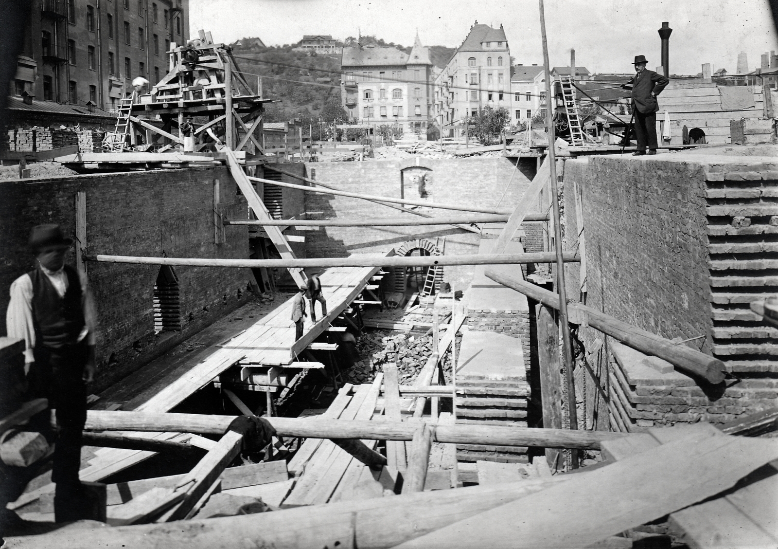 Magyarország, Budapest II., Zsigmond tér, Óbuda új főgyűjtőcsatornájának és szivattyútelepének építése. Háttérben balra a Frankel Leó út (Zsigmond utca) - Darázs utca sarkánál a Magyar Királyi Állami Főgimnázium épülete látható., 1913, Molnár Gyula, Budapest, Fortepan #274572