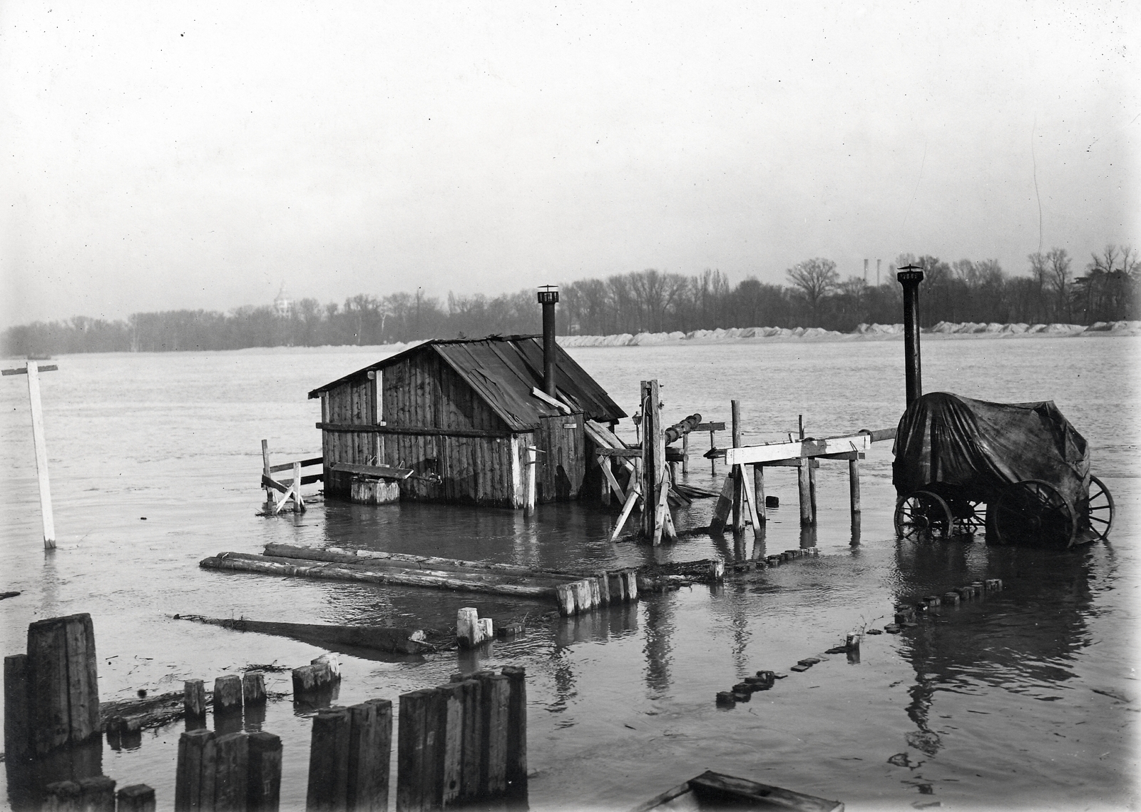 Hungary, Budapest II., Újlaki rakpart, Óbuda új főgyűjtőcsatornájának és szivattyútelepének szabad kiömlésű kitorkolásának építkezése árvíz idején., 1913, Molnár Gyula, Budapest, Fortepan #274575