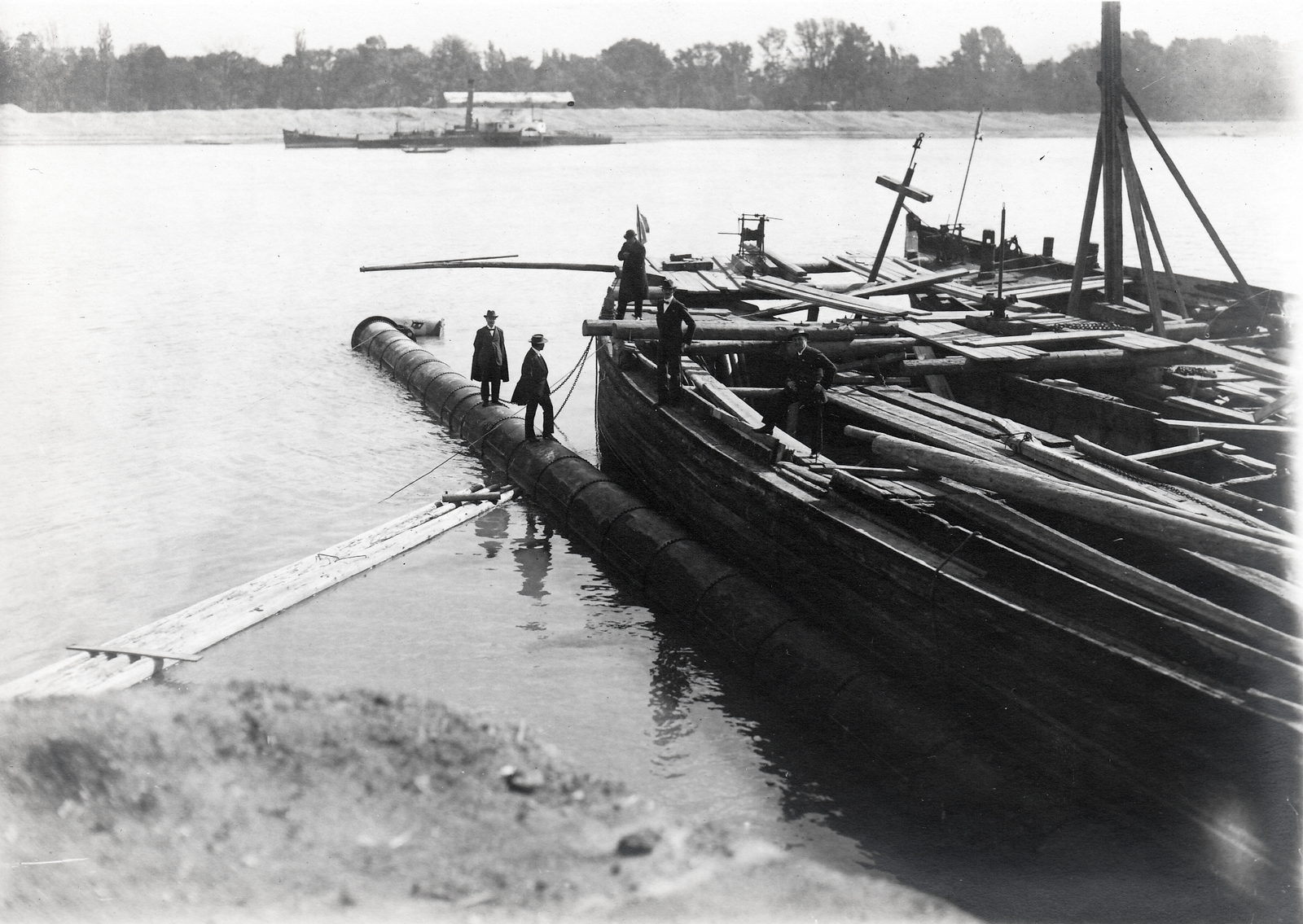 Magyarország, Budapest II., Újlaki rakpart, Óbuda új főgyűjtőcsatornájának és szivattyútelepének sűrűbb szennyvízét, a Duna fősodrába juttató nyomócső beúsztatása a Dunába., 1913, Molnár Gyula, Budapest, Fortepan #274583