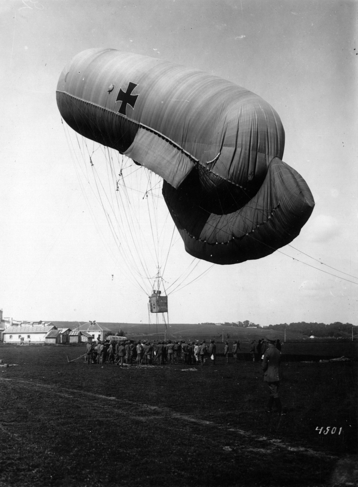 Az Osztrák-Magyar Monarchia hadseregének Drachen típusú rögzített megfigyelő léggömbje., 1915, National Archives, Best of, air-ship, Fortepan #274592