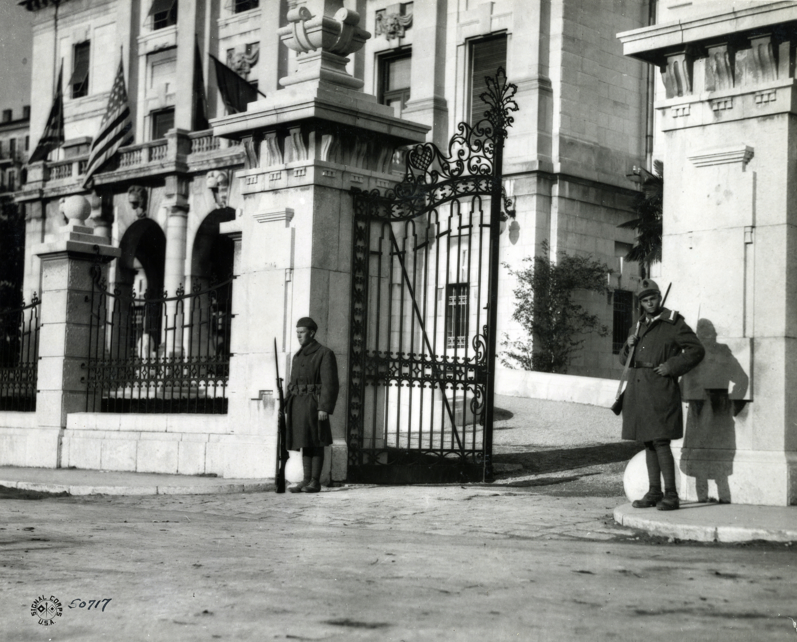Croatia,Adriatic Sea, Rijeka, a mai Trg Riccarda Zanelle, Kormányzói Palota., 1918, National Archives, flag, iron door, guard, Fortepan #274609