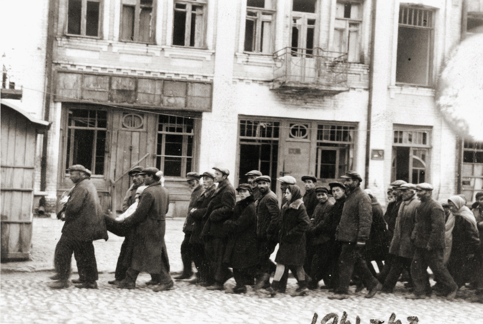 Ukraine, (ekkor Kamenyec-Podolszkij), zsidó deportáltak menetelnek a város határába. 1941. augusztus 27-28 -án, a nagyobbrészt Magyarországról kitoloncoltakat, tömegsírokba lőtték., 1941, USHMM-Spitz Gyula, Fortepan #274640