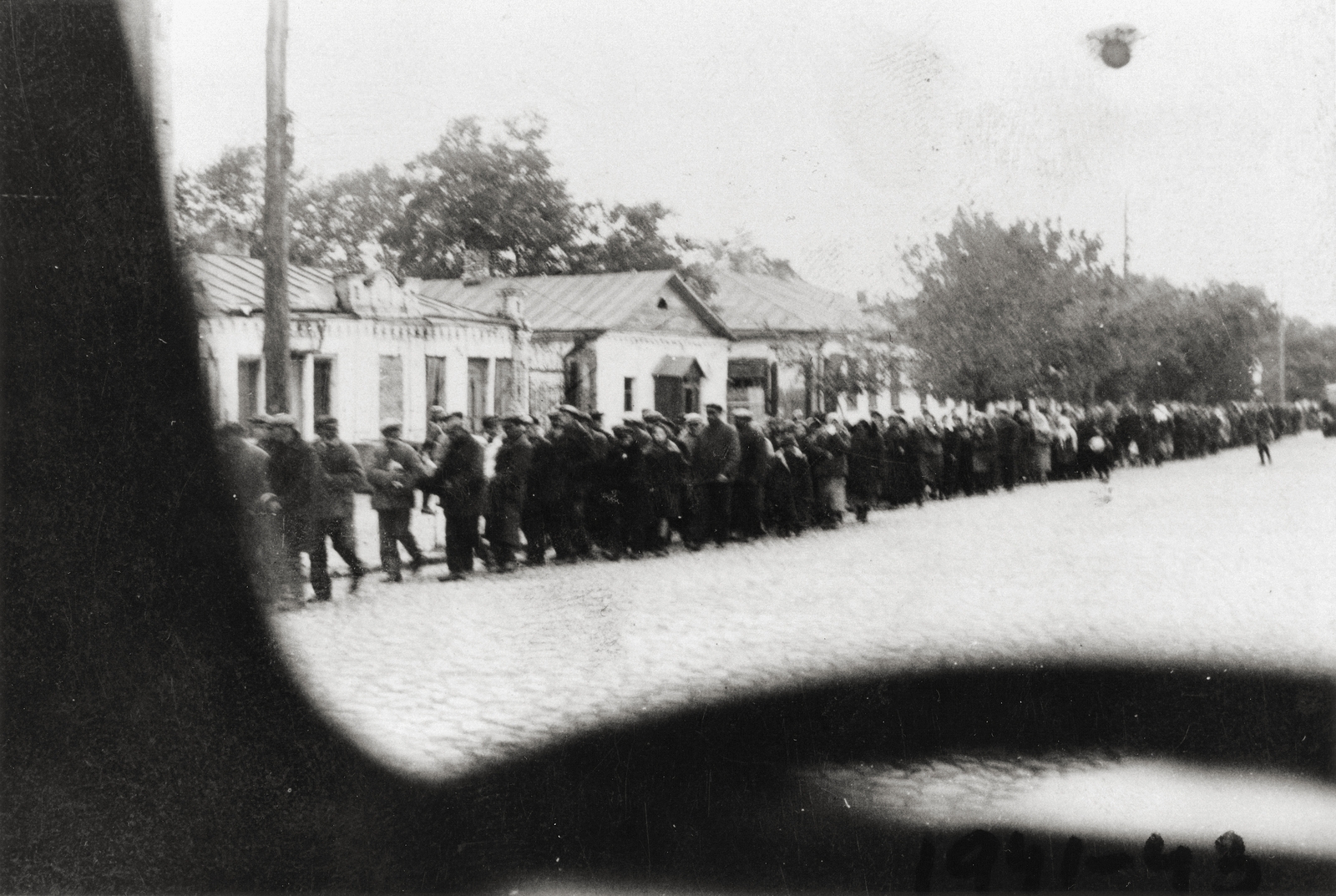 Ukraine, (ekkor Kamenyec-Podolszkij), zsidó deportáltak menetelnek a város határába. 1941. augusztus 27-28 -án, a nagyobbrészt Magyarországról kitoloncoltakat, tömegsírokba lőtték., 1941, USHMM-Spitz Gyula, Fortepan #274641