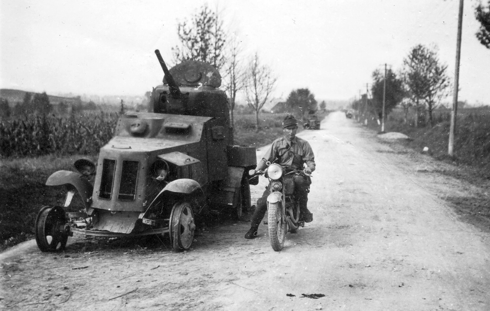 A szovjet hadsereg Ba-10 típusú páncélautója., 1941, Mészöly Leonóra, páncélautó, motorkerékpár, DKW-márka, második világháború, járműroncs, országút, Broneavtomobil 10, keleti front, Fortepan #27465