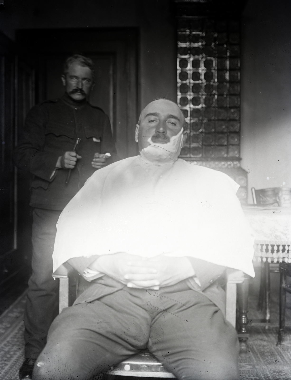 1916, Sibinger János, bald, tile stove, shaving, barber, Fortepan #274758